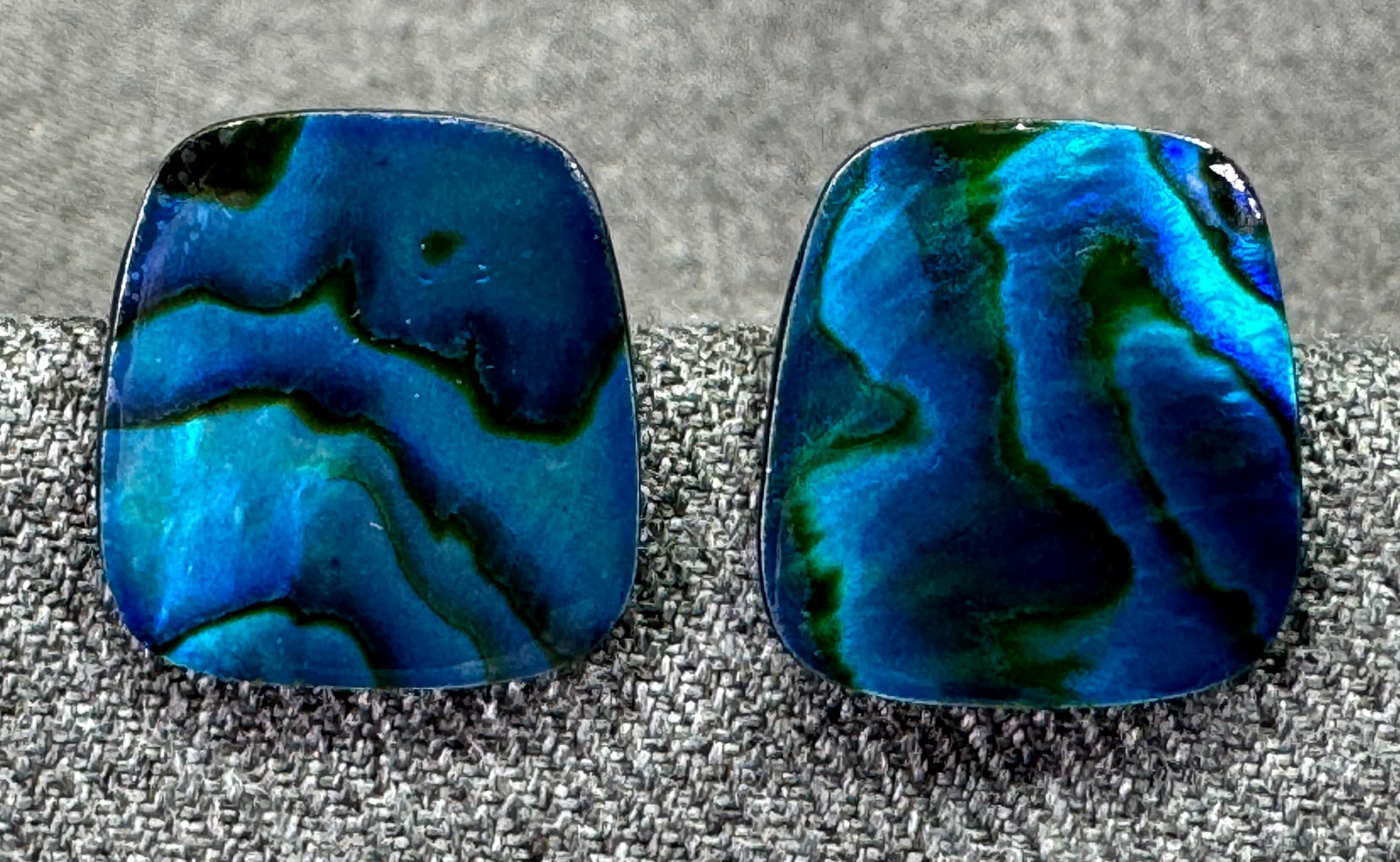 Vintage resin coating peacock abalone stud earrings. #B: Vintage resin coating peacock abalone stud earrings. Unmarked. For measures please refer to the pictures taken with a measuring tape. Weight: 3 Grams. IN HOUSE FLAT SHIPPING & HANDLING COST WITHIN ALL