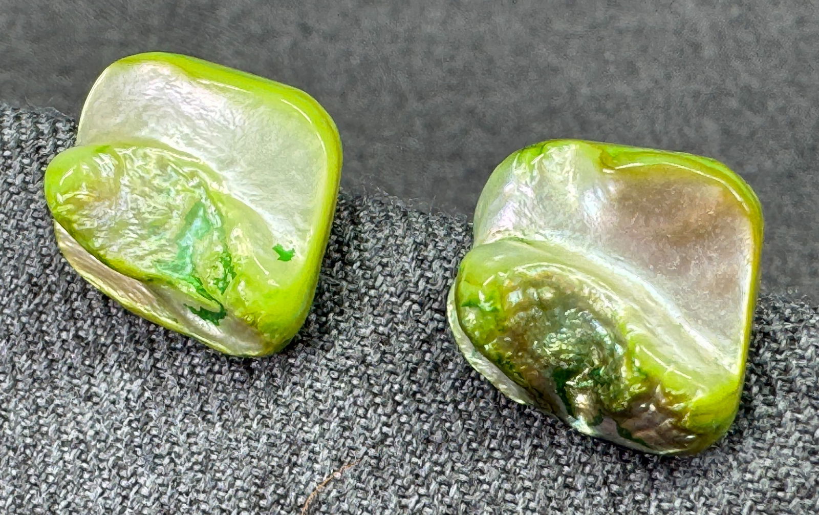 Vintage dyed lime green mother of pearl nugget stud earrings. #B: Vintage dyed lime green mother of pearl nugget stud earrings. Unmarked. For measures please refer to the pictures taken with a measuring tape. Weight: 6 Grams. IN HOUSE FLAT SHIPPING & HANDLING COST W