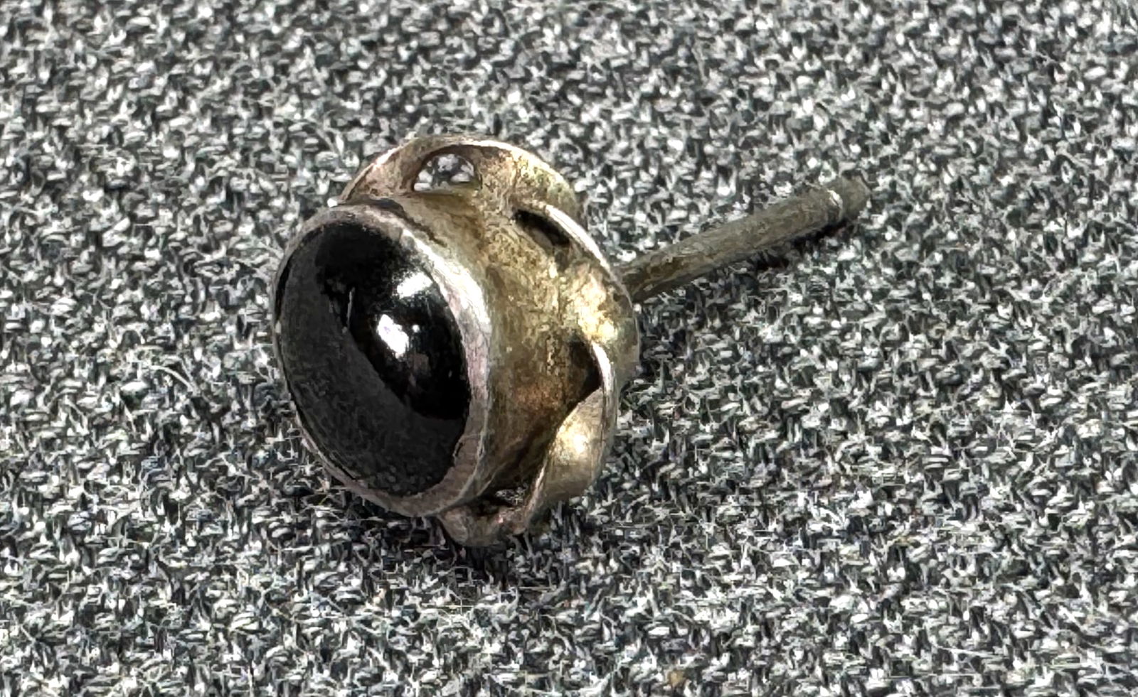 Vintage ethnic black enamel 925 sterling silver single stud earring #B: Vintage ethnic black enamel 925 sterling silver single stud earring. Marked 925. For measures please refer to the pictures taken with a measuring tape. Weight: 0.44 Grams. IN HOUSE FLAT SHIPPING & HAN