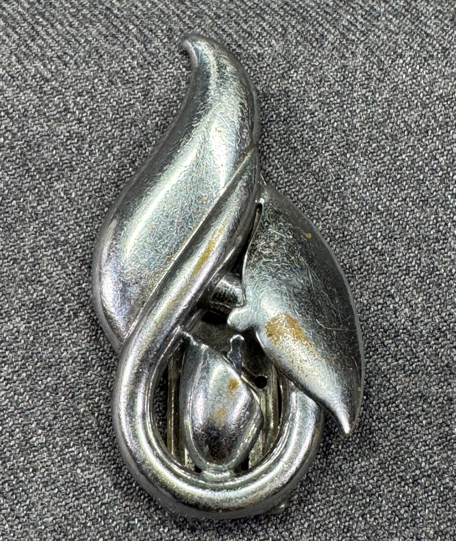 Antique Czech art deco silver-toned floral leaves dress clip. Marked Slovaquie #B: Antique Czech art deco silver-toned floral leaves dress clip. Marked Slovaquie on clip. For measures please refer to the pictures taken with a measuring tape. Weight: 9 Grams. IN HOUSE FLAT SHIPPING &