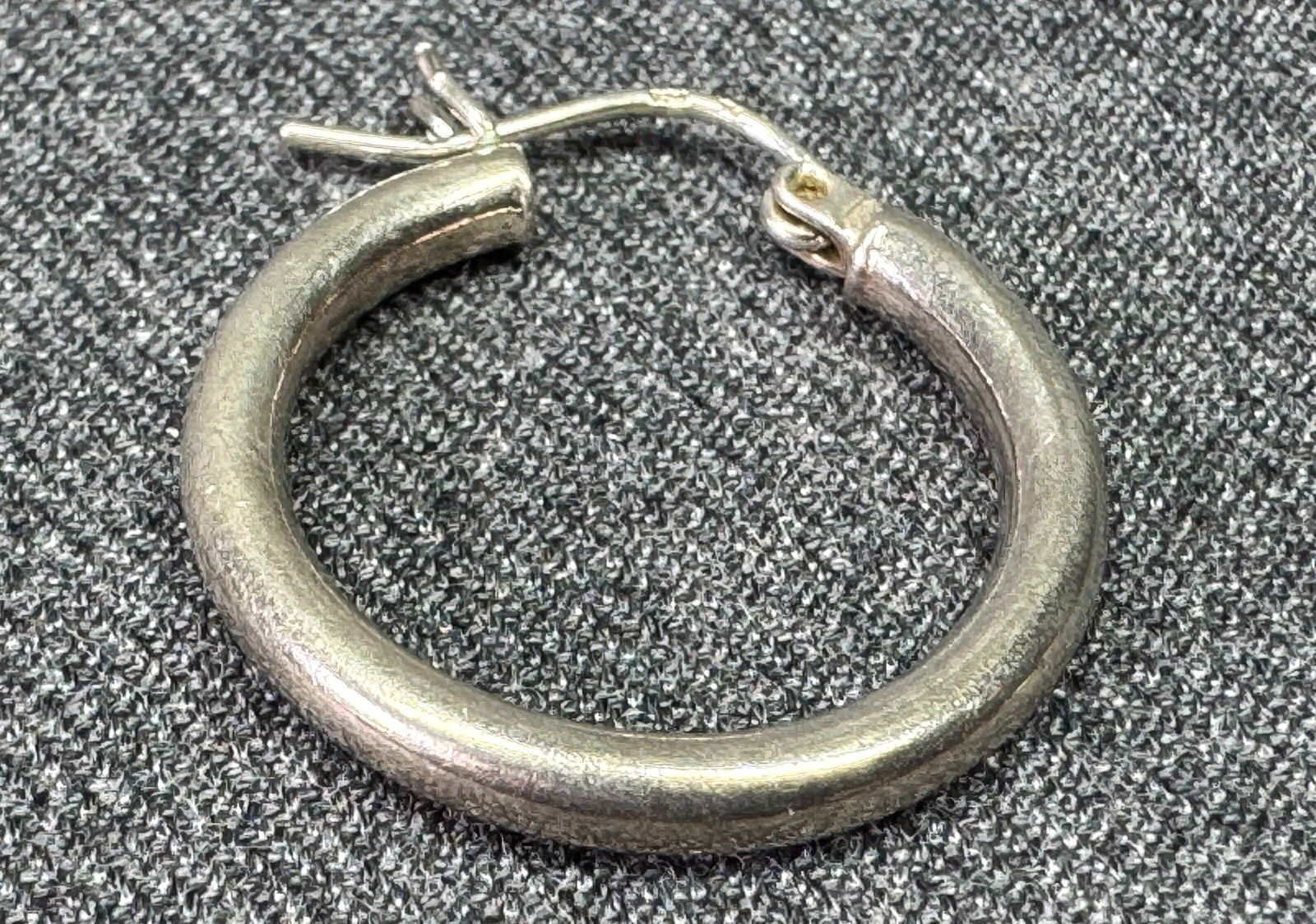 Vintage TH sterling silver hoop single pierced earring #B: Vintage TH sterling silver hoop single pierced earring. Marked TH 925. For measures please refer to the pictures taken with a measuring tape. Weight: 2.17 Grams. IN HOUSE FLAT SHIPPING & HANDLING COST
