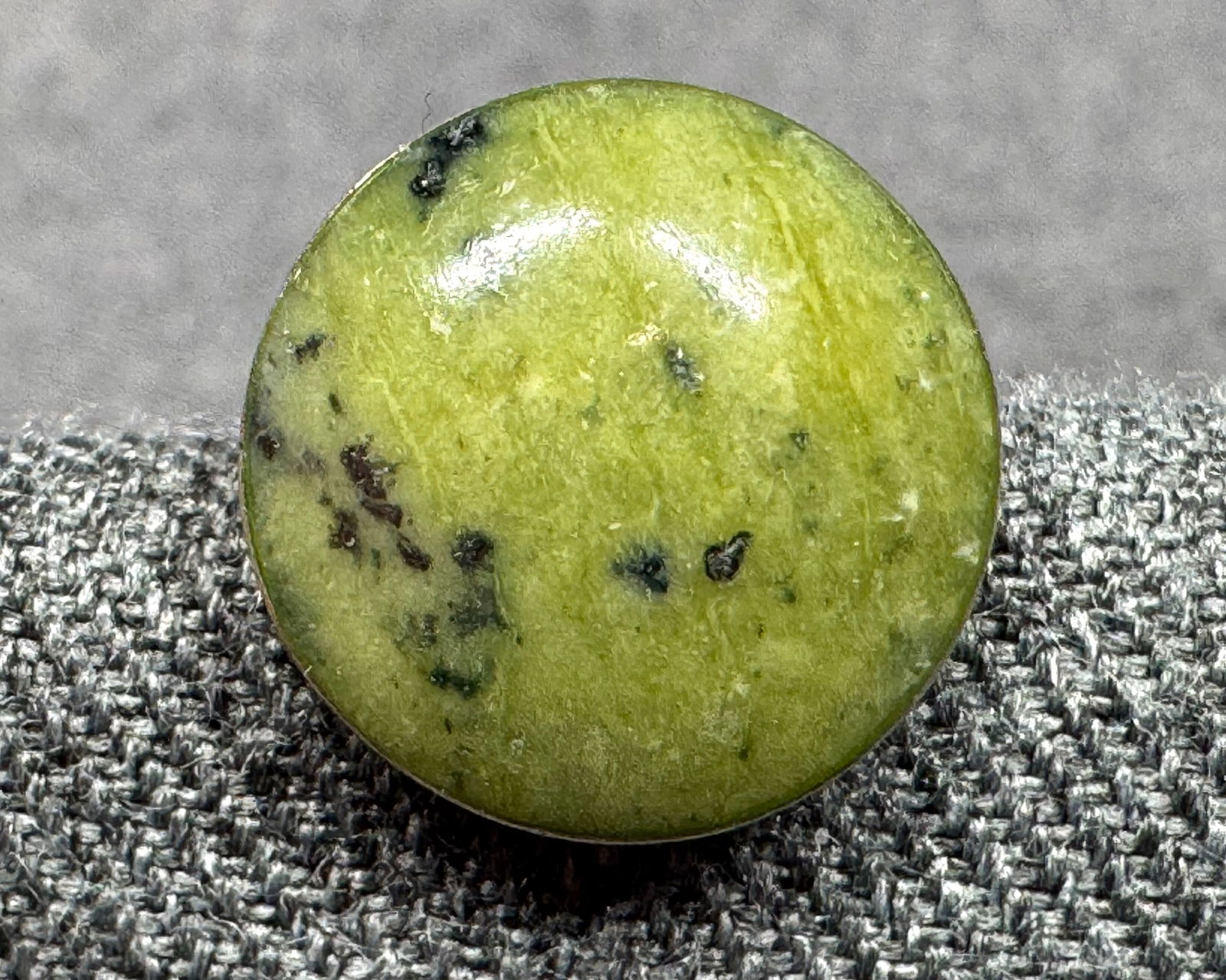 Vintage green lizardite sterling silver button stud single earring #B: Vintage green lizardite serpentine sterling silver button stud single earring . Marked 925. For measures please refer to the pictures taken with a measuring tape. Weight: 2.17 Grams. IN HOUSE FLAT SHI