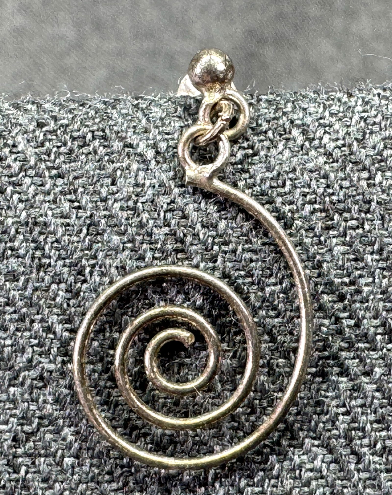 Vintage spiral sterling silver dangle single stud earring #B: Vintage spiral sterling silver dangle single stud earring. Marked 925. For measures please refer to the pictures taken with a measuring tape. Weight: 0.74 Grams. IN HOUSE FLAT SHIPPING & HANDLING COST