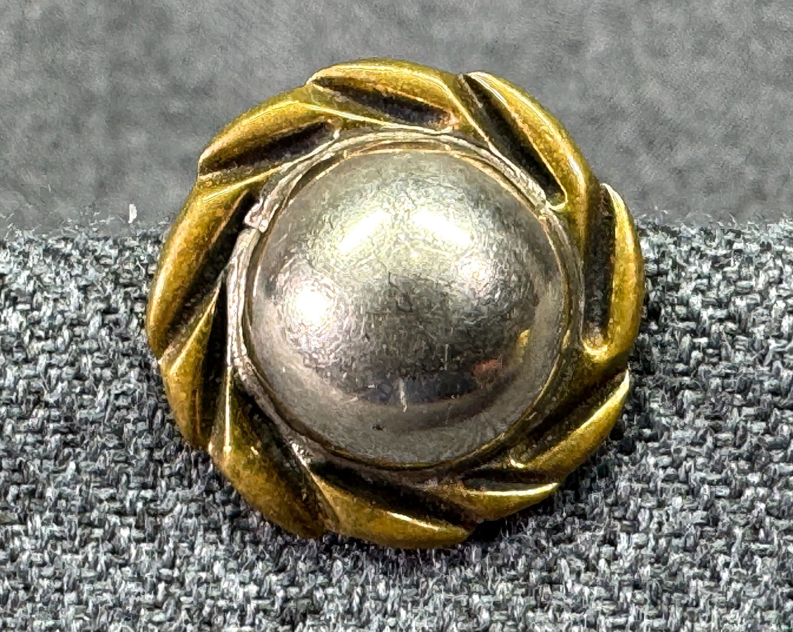 Vintage Mexican Laton sterling silver brass rim flower single stud earring #B: Vintage Mexican Laton sterling silver brass rim flower single stud earring . Marked Laton Mexico 925. For measures please refer to the pictures taken with a measuring tape. Weight: 3.43 Grams. IN HOUS