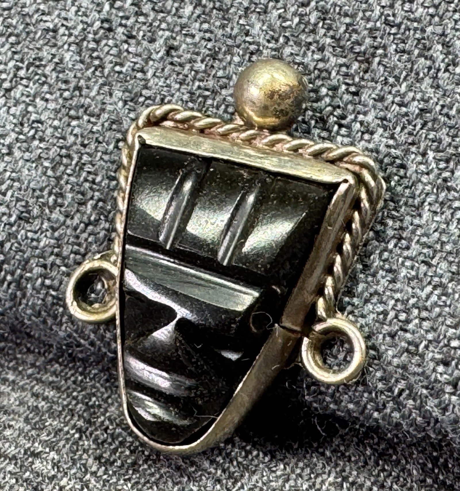 Vintage Mexican Taxco carved onix sterling silver Aztec mask Solo clip earring #B: Vintage Mexican Taxco carved onix sterling silver Aztec mask Solo clip earring. Marked 925 Taxco. For measures please refer to the pictures taken with a measuring tape. Weight: 3.70 Grams. IN HOUSE FL