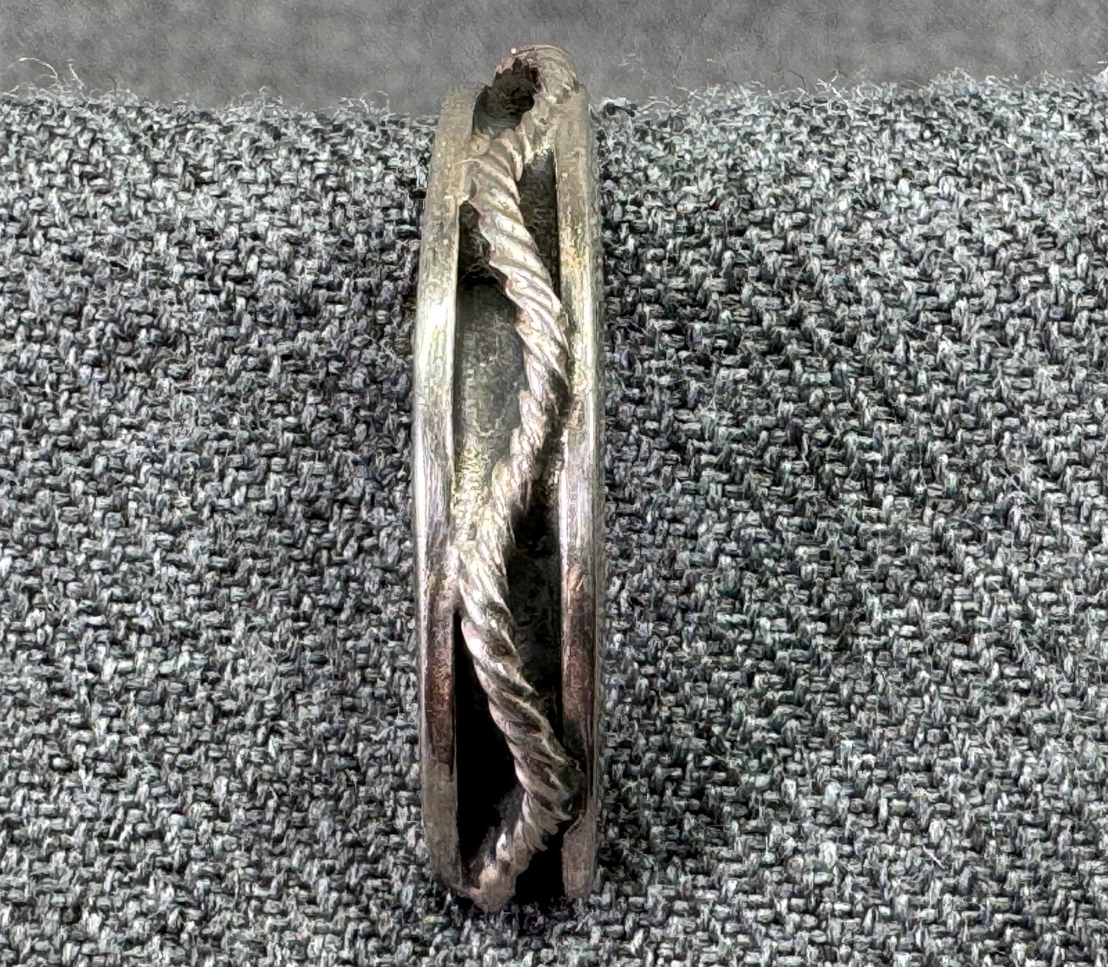 Vintage Mexican Niello sterling silver woven stripe Solo hoop stud earring #B: Vintage Mexican Niello sterling silver woven stripe Solo hoop stud earring. Marked Mexico 925. For measures please refer to the pictures taken with a measuring tape. Weight: 4.97 Grams. IN HOUSE FLAT