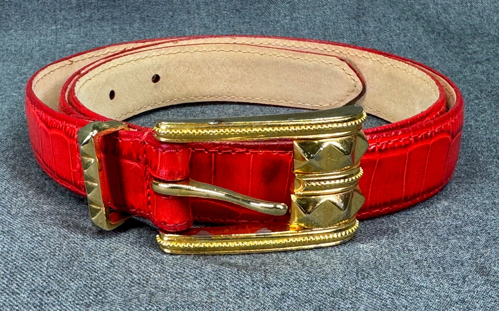 Vintage Carlisle red embossed leather belt . Gold-toned buckle #B: Vintage Carlisle red embossed leather belt. Gold-toned buckle. Marked. Made in USA. Size XXL. For measures please refer to the pictures taken with a measuring tape. Weight: 130 Grams. IN HOUSE FLAT SH