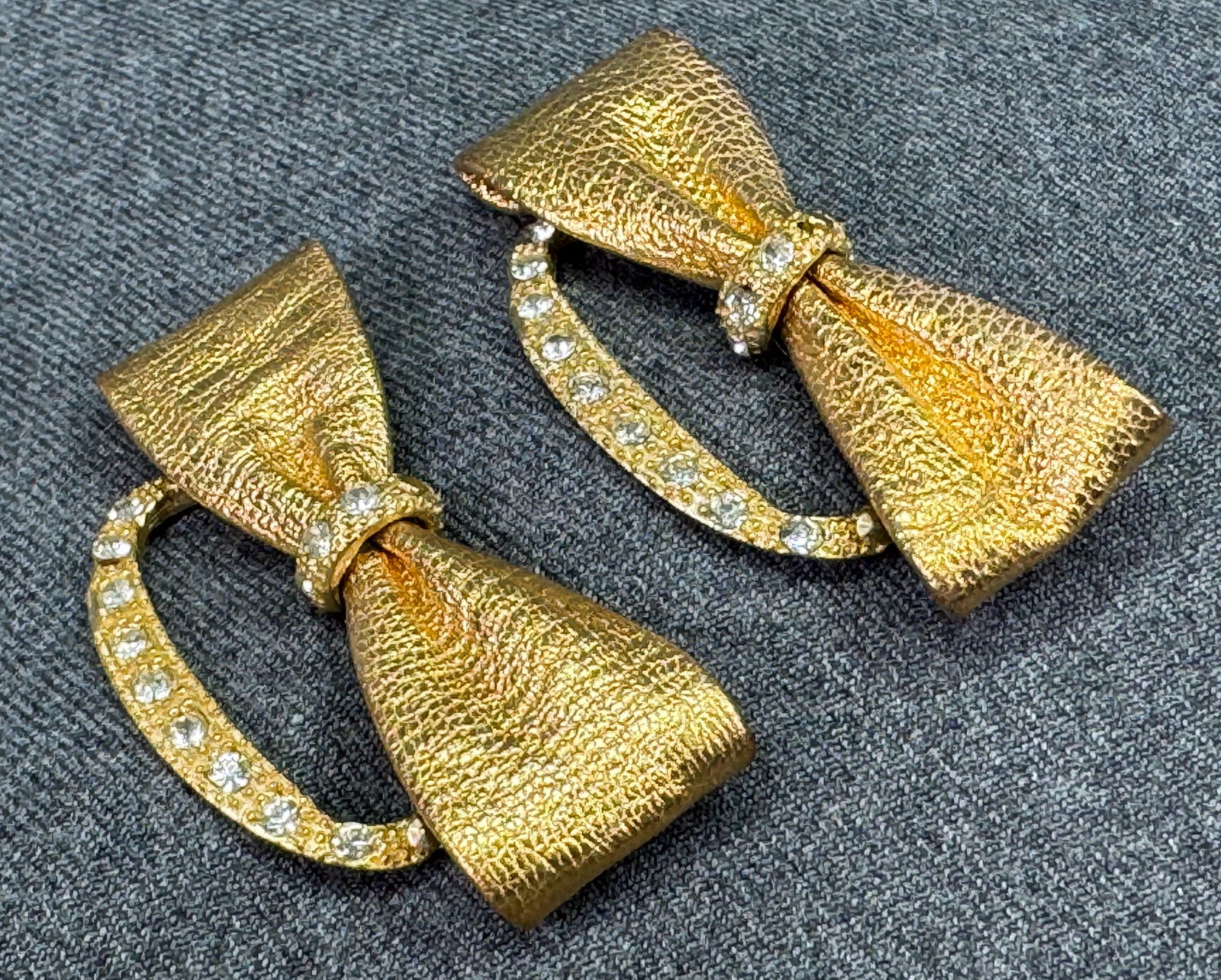 Vintage rhinestones textured golden leather bow shoe accesories #B: Vintage rhinestones textured golden leather bow shoe accesories. Unmarked. For measures please refer to the pictures taken with a measuring tape. Weight: 11 Grams. IN HOUSE FLAT SHIPPING & HANDLING CO