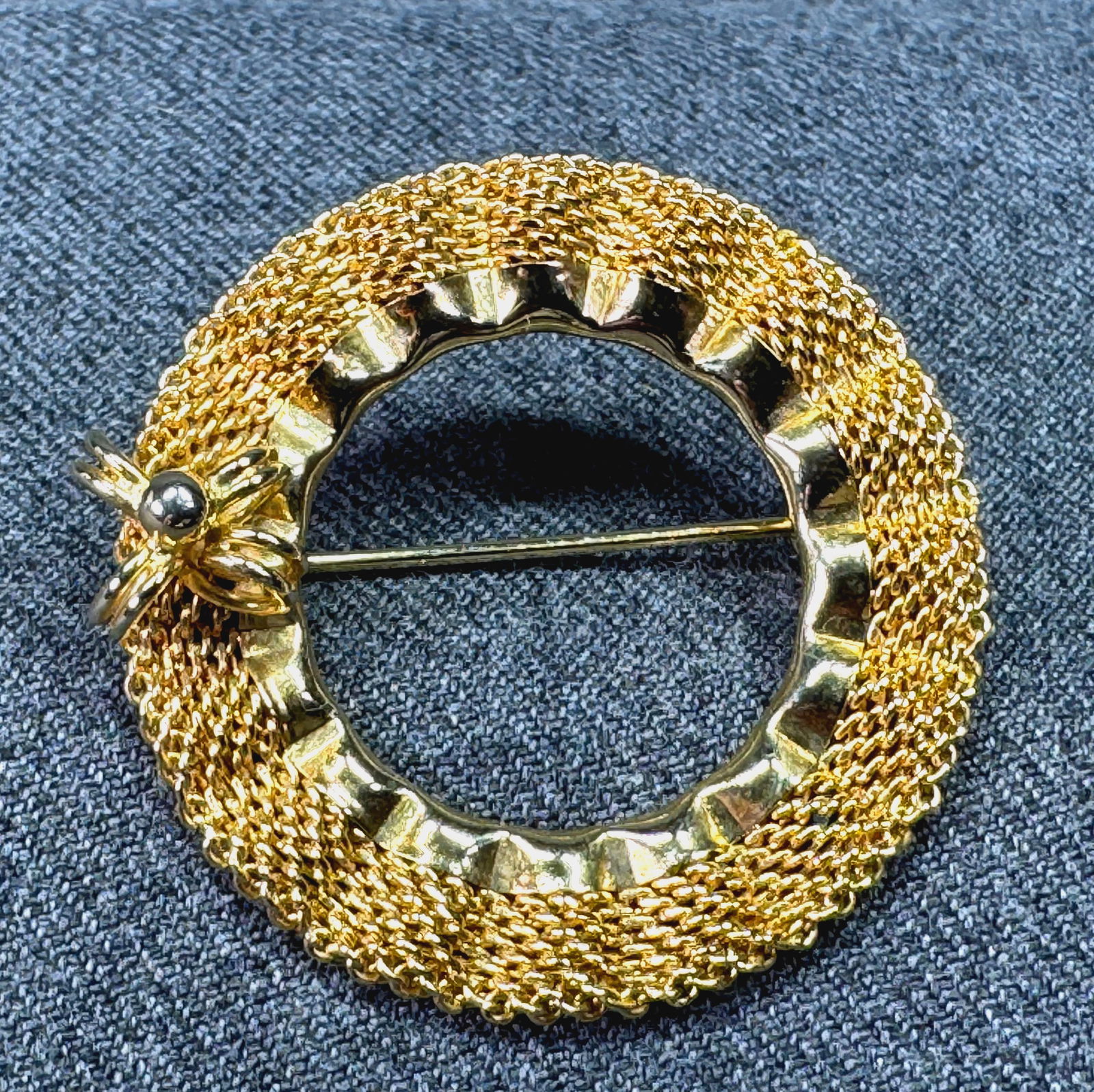 Vintage gold-toned applied flower ruffled mesh wreath brooch pin *B: Vintage gold-toned applied flower ruffled mesh wreath brooch pin . Unmarked. For measures please refer to the pictures taken with a measuring tape. Weight: 8 Grams. IN HOUSE FLAT SHIPPING & HANDLING C
