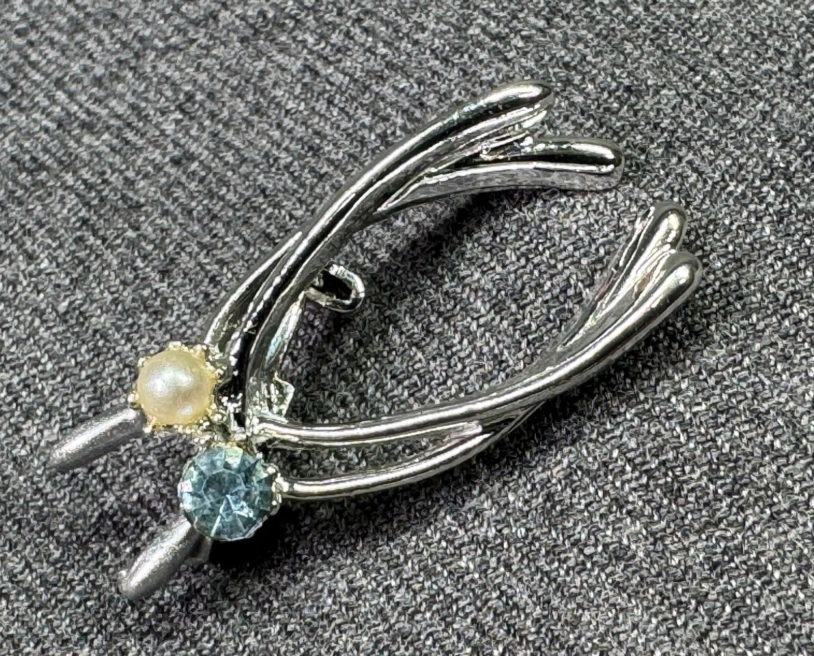 Vintage pearly & blue crystal silver-toned wish bone brooch pin *B: Vintage pearly & blue crystal silver-toned wish bone brooch pin . Unmarked. For measures please refer to the pictures taken with a measuring tape. Weight: 6 Grams. IN HOUSE FLAT SHIPPING & HANDLING CO