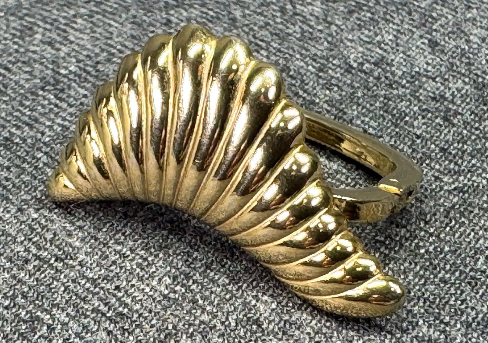 Vintage gold-toned shell hinged scarf brooch *B: Vintage gold-toned shell hinged scarf brooch. Unmarked. For measures please refer to the pictures taken with a measuring tape. Weight: 5 Grams. IN HOUSE FLAT SHIPPING & HANDLING COST WITHIN ALL THE U.