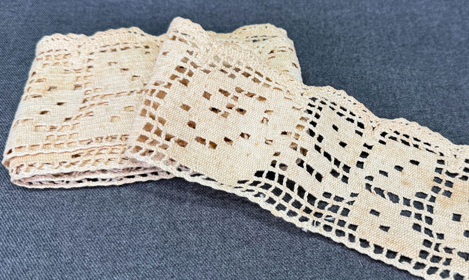 Vintage crochet lace trim. 1 1/2 yards *B: Vintage crochet lace trim. 1 1/2 yards total in two pieces of 3/4 yards long. For measures please refer to the pictures taken with a measuring tape. Weight: 50 Grams. IN HOUSE FLAT SHIPPING & HANDLING