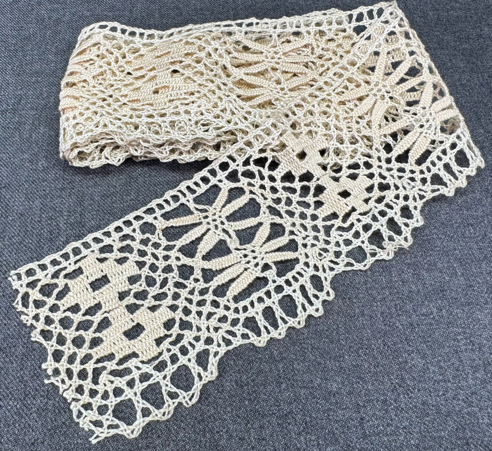 Vintage cluny lace trim. Unused. 1 1/2 yards *B: Vintage cluny lace trim. Unused. 1 1/2 yard. For measures please refer to the pictures taken with a measuring tape. Weight: 14 Grams. IN HOUSE FLAT SHIPPING & HANDLING COST WITHIN ALL THE U.S. : $7 To
