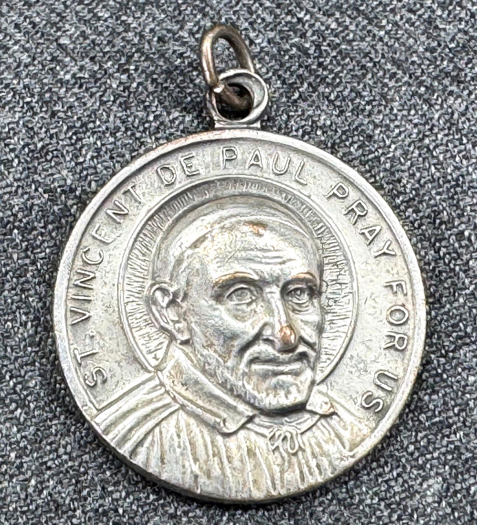 Vintage St Vincent de Paul silver-toned medal: Vintage St Vincent de Paul silver-toned medal. Unmarked. For measures please refer to the pictures taken with a measuring tape. Weight: 2 Grams. IN HOUSE FLAT SHIPPING & HANDLING COST WITHIN ALL THE U