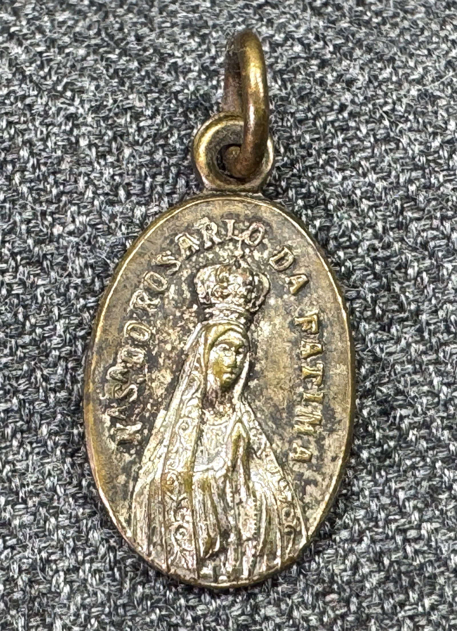 Vintage Our Lady of the Rosary of Fátima medal.: Vintage Our Lady of the Rosary of Fátima medal. Unmarked. For measures please refer to the pictures taken with a measuring tape. Weight: 1 Grams. IN HOUSE FLAT SHIPPING & HANDLING COST WITHIN ALL THE