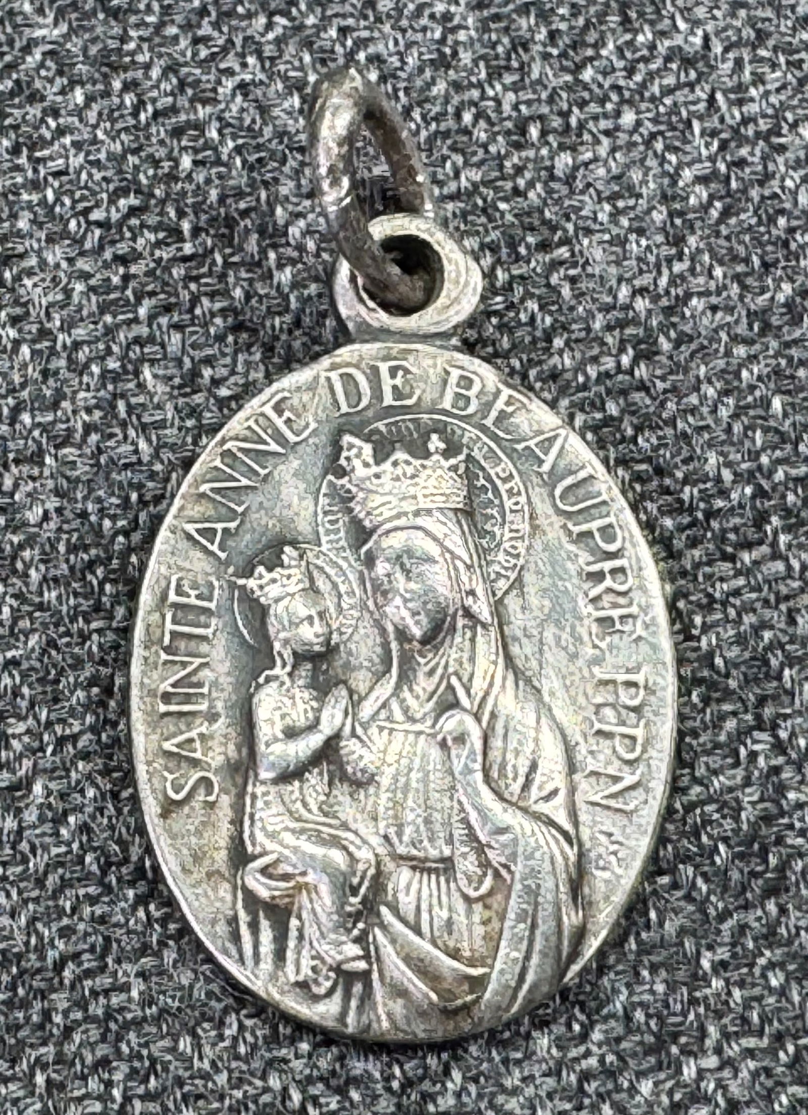 Vintage Sainte Anne de Beaupré sterling silver medal charm . Signed JR: Vintage Sainte Anne de Beaupré sterling silver medal. Signed JR. For measures please refer to the pictures taken with a measuring tape. Weight: 1.40 Grams. IN HOUSE FLAT SHIPPING & HANDLING COST WITH