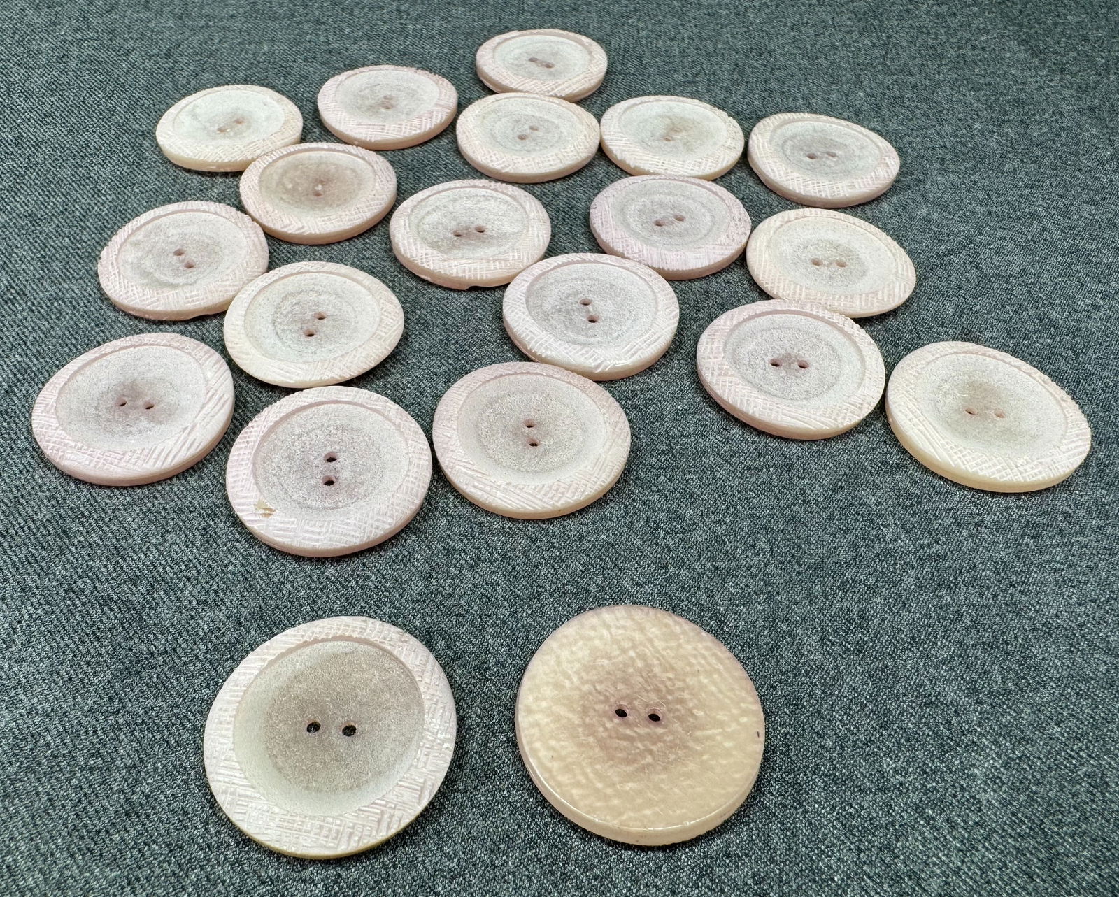 Vintage artisan crafted lilac buttons. Lot of 20: Vintage artisan crafted lilac buttons. Lot of 20. Unused. For measures please refer to the pictures taken with a measuring tape. Weight: 60 Grams. IN HOUSE FLAT SHIPPING & HANDLING COST WITHIN ALL THE