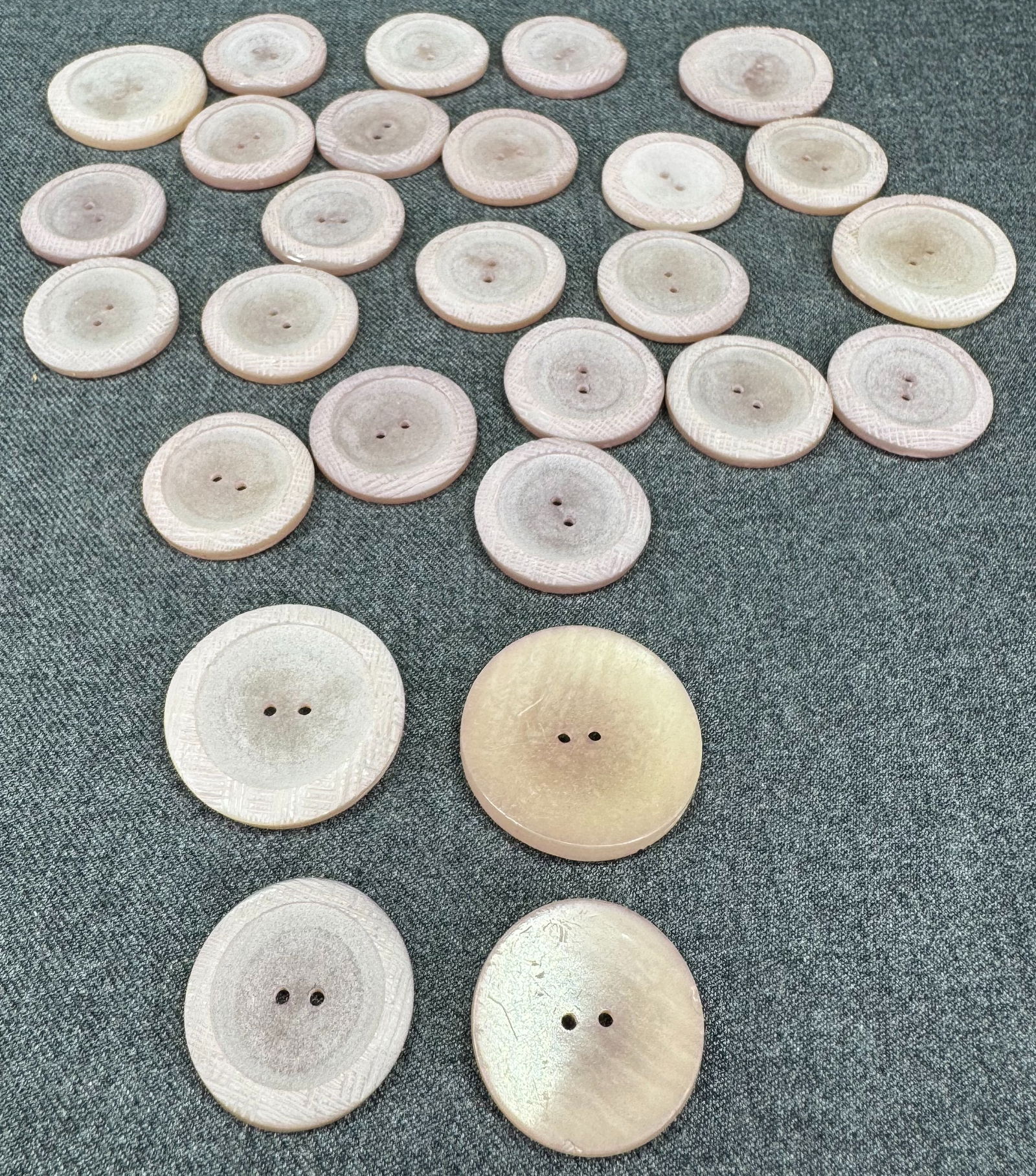 Vintage artisan crafted assorted size lilac buttons. Lot of 27: Vintage artisan crafted assorted small & big lilac buttons. Lot of 27 (22 small and 5 big) Unused. For measures please refer to the pictures taken with a measuring tape. Weight: 60 Grams. IN HOUSE FLA