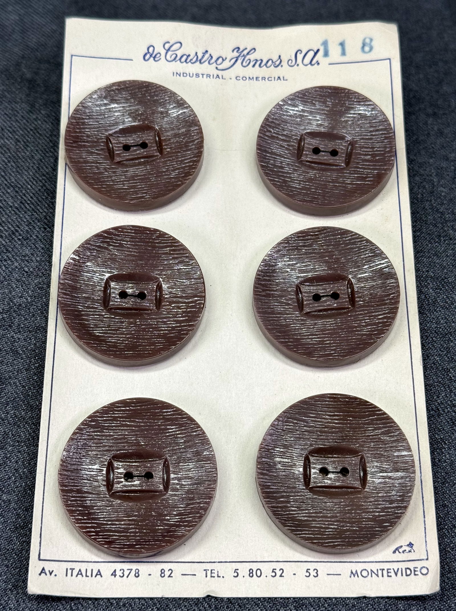 Vintage textured brown plastic buttons. 36 in total. Unused: Vintage textured brown plastic buttons. 36 in total. Unused. Some unstitched from their cards, For measures please refer to the pictures taken with a measuring tape. Weight: 130 Grams. IN HOUSE FLAT S