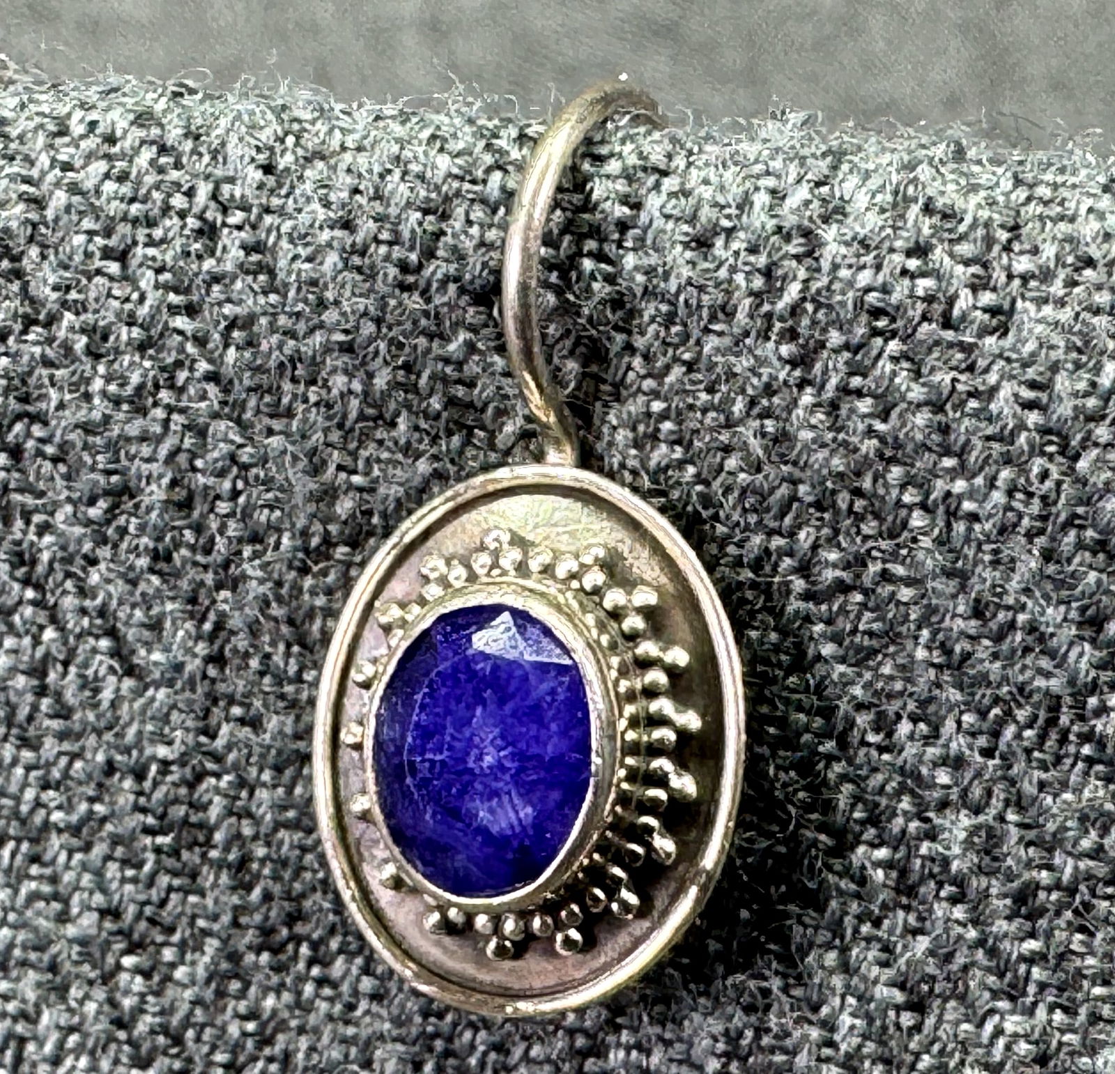 Vintage blue corundum sterling silver solo earring *b: Vintage blue corundum sterling silver solo earring. Mark 925. For measures please refer to the pictures taken with a measuring tape. Weight: 1.21 Grams. IN HOUSE FLAT SHIPPING & HANDLING COST WITHIN A