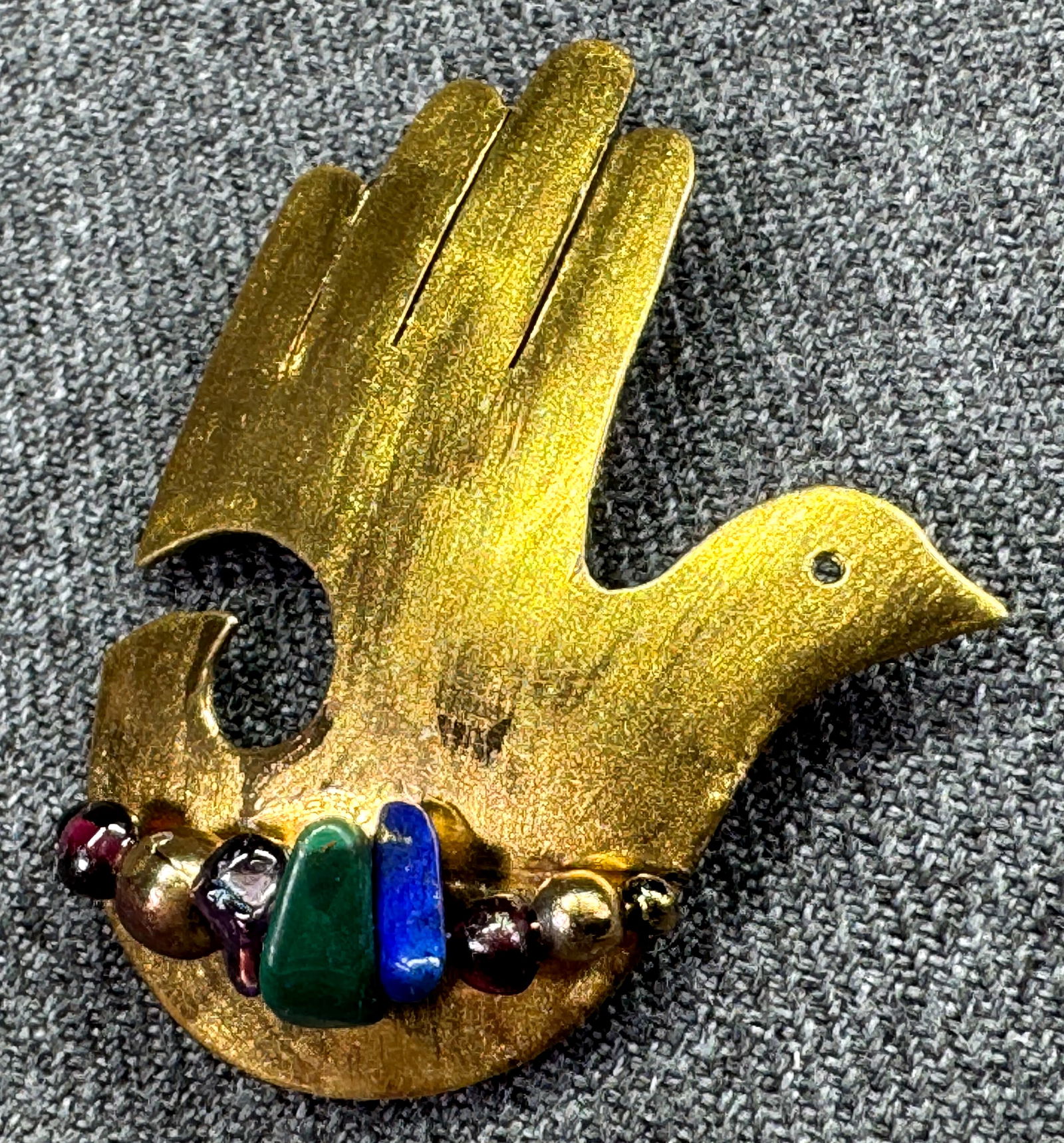 Vintage artisan beads enamel metal hand dove shaped brooch pin *b: Vintage artisan stone glass beads gold-toned enamel metal hand dove shaped brooch pin. Unmarked. For measures please refer to the pictures taken with a measuring tape. Weight: 6Grams. IN HOUSE FLAT SH