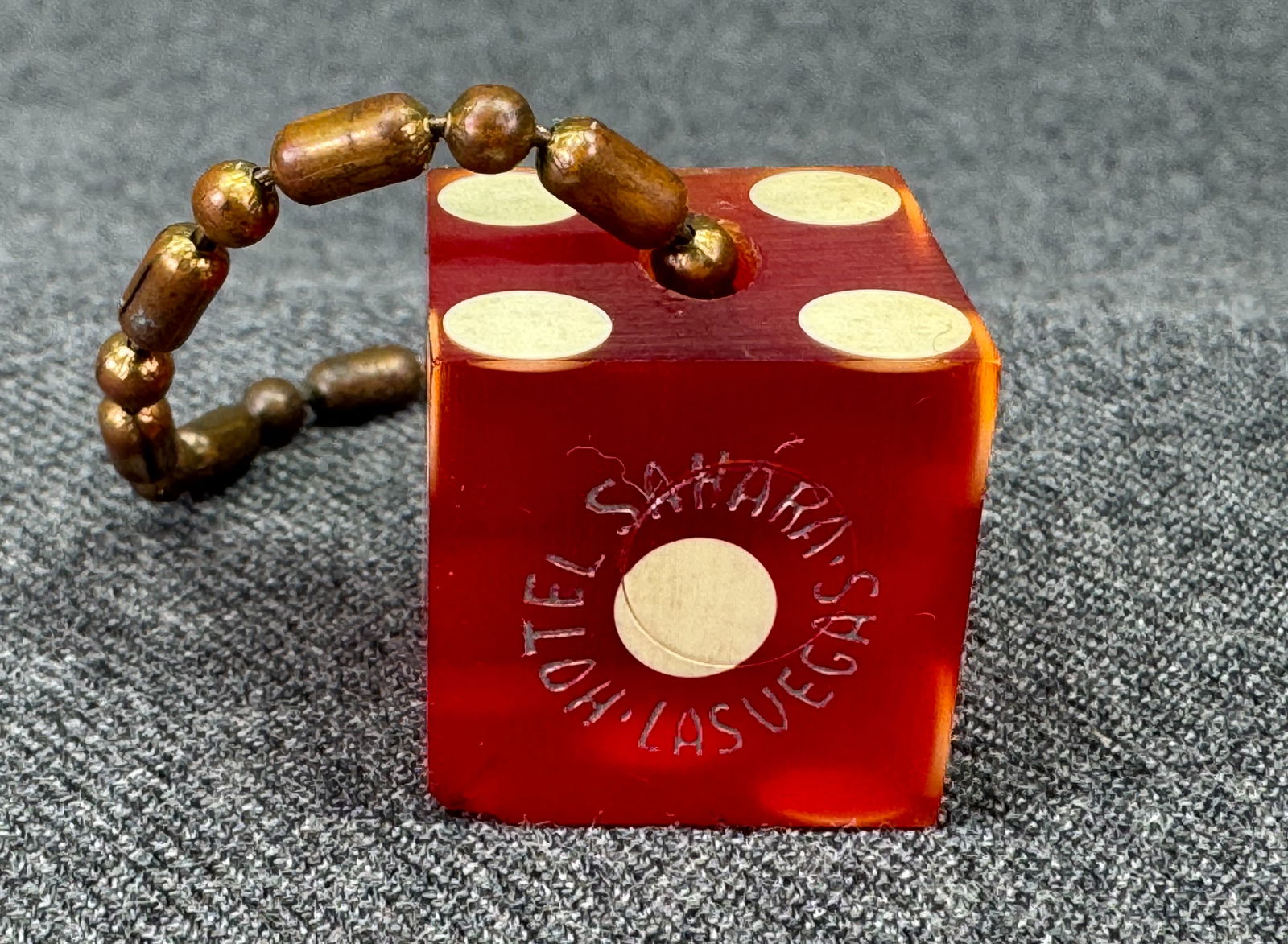Vintage MCM Sahara Las Vegas dice keychain *b: Vintage MCM Sahara Las Vegas dice keychain. For measures please refer to the pictures taken with a measuring tape. Weight:12 Grams. IN HOUSE FLAT SHIPPING & HANDLING COST WITHIN ALL THE U.S. : $7 To b