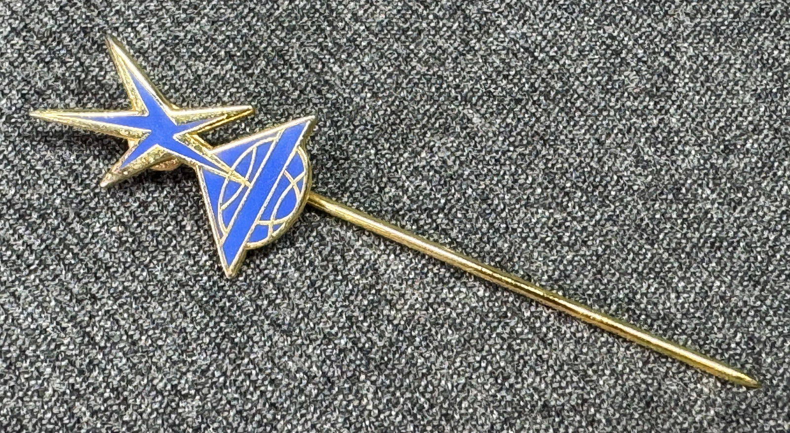 Intercoiffure World's leading Hair Dressers award stick pin. Enamel gold-toned *b: Intercoiffure World's leading Hair Dressers award stick pin. Enamel gold-toned. Marked makers' name and China. For measures please refer to the pictures taken with a measuring tape. Weight: 2 Grams. I