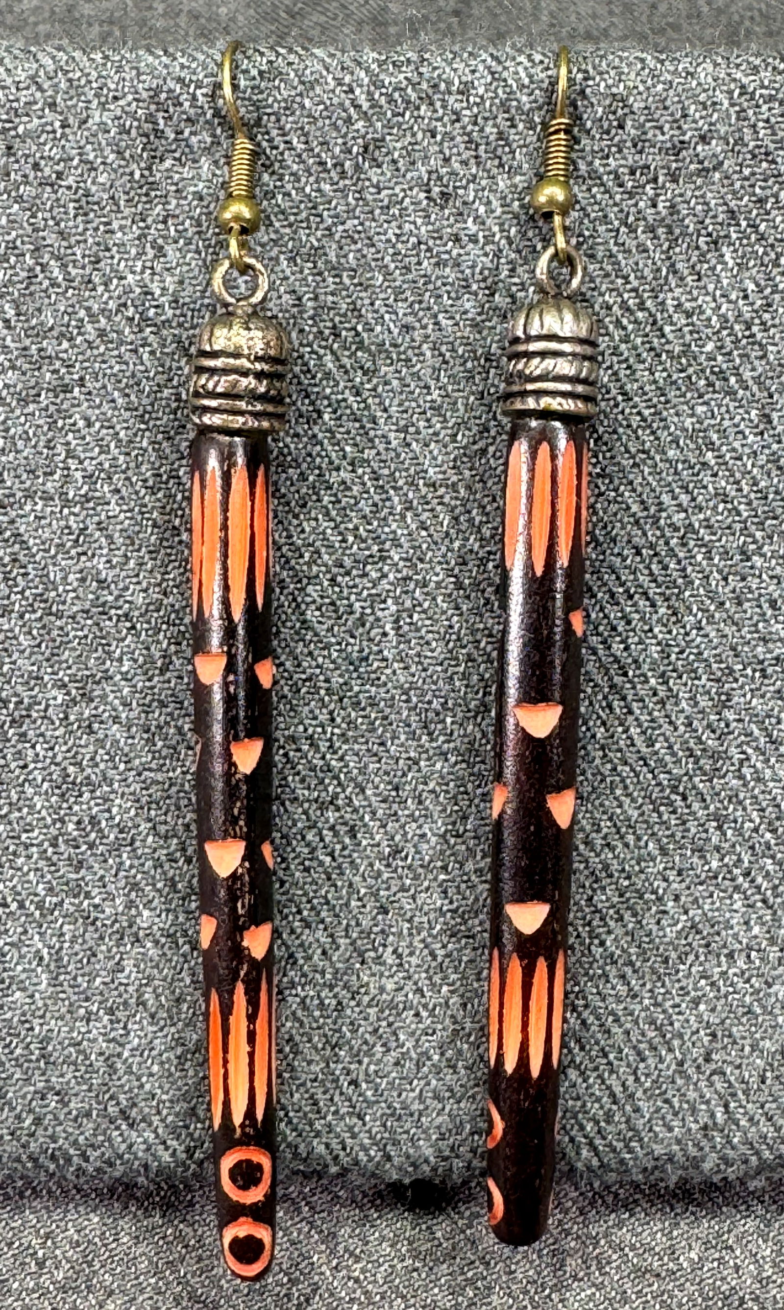 Vintage boho ethnic style carved & dyed bone brass long drop hook earrings *b: Vintage boho ethnic style carved & dyed bone brass long drop hook earrings. Unmarked. For measures please refer to the pictures taken with a measuring tape. Weight: 11 Grams. IN HOUSE FLAT SHIPPING &