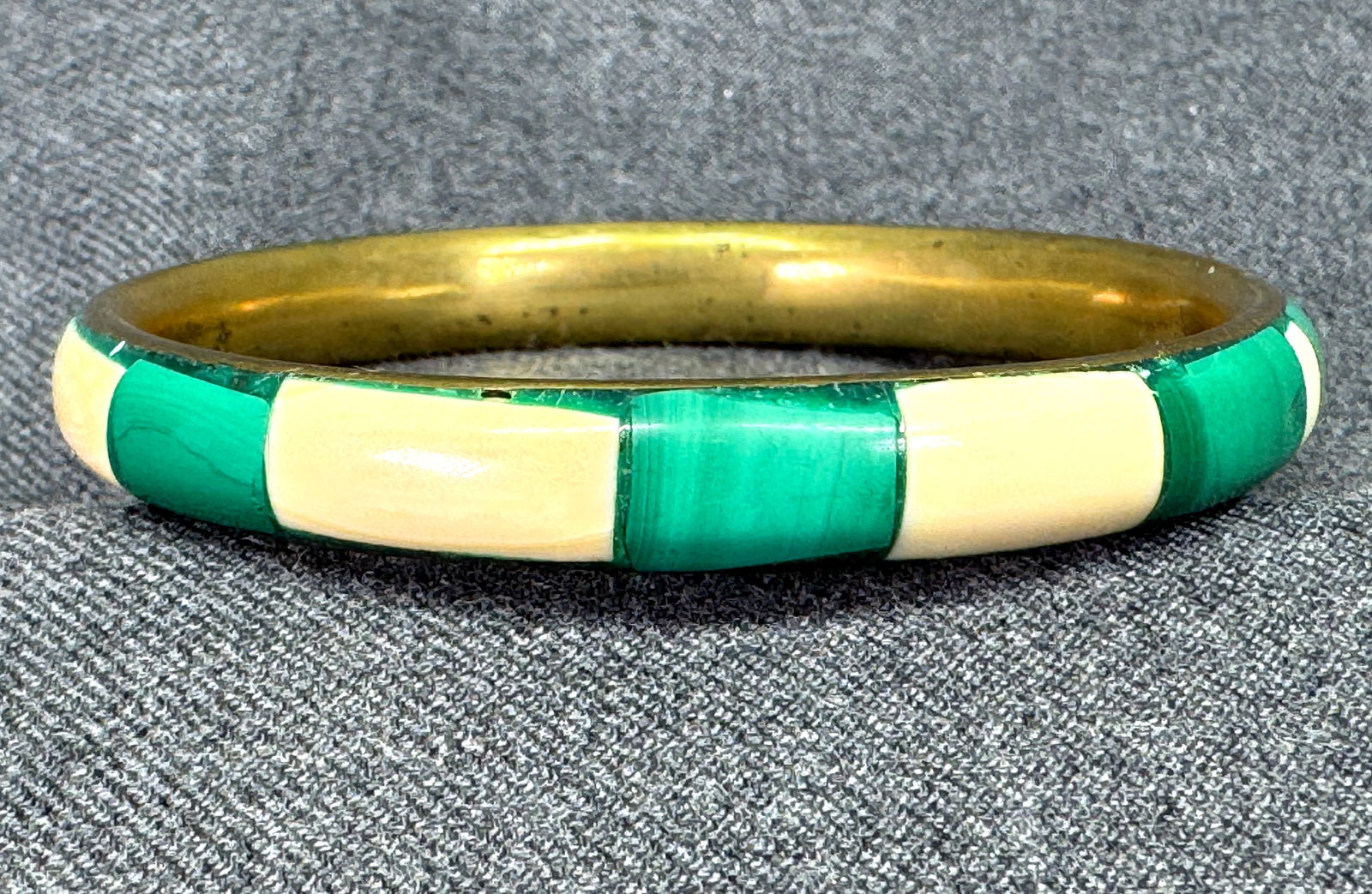 Vintage ethnic style malachite & bone inlay bronze bracelet bangle. *b: Vintage ethnic style malachite & bone inlay bronze bracelet bangle. Unmarked. For measures please refer to the pictures taken with a measuring tape. Weight: 36 Grams. IN HOUSE FLAT SHIPPING & HANDLING