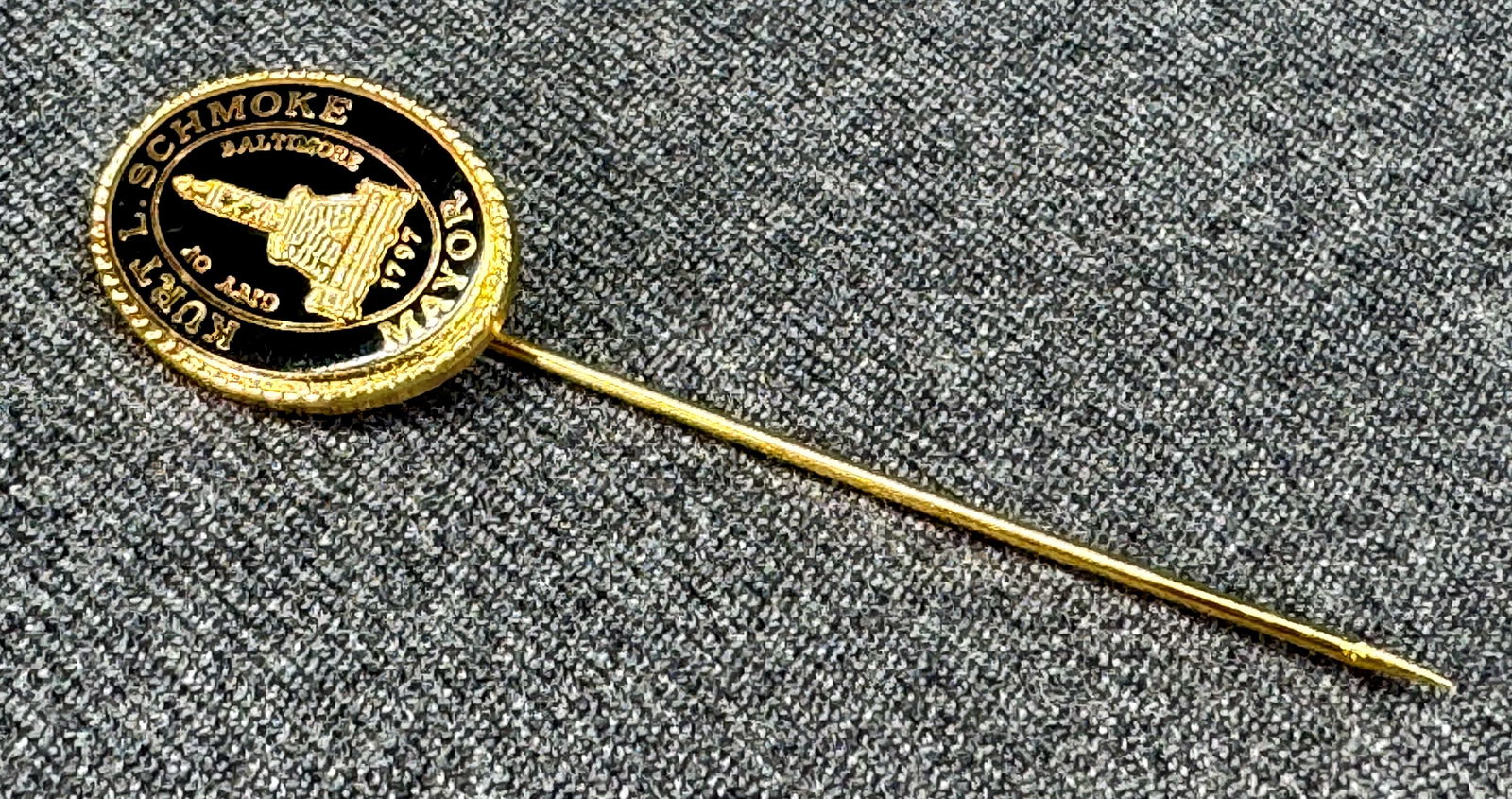 Vintage City of Baltimore mayoral Kurt L. Schmoke stick pin. *b: Vintage City of Baltimore mayoral Kurt L. Schmoke stick pin. Enamel gold-toned metal. Unmarked. For measures please refer to the pictures taken with a measuring tape. Weight: 4 Grams. IN HOUSE FLAT SH