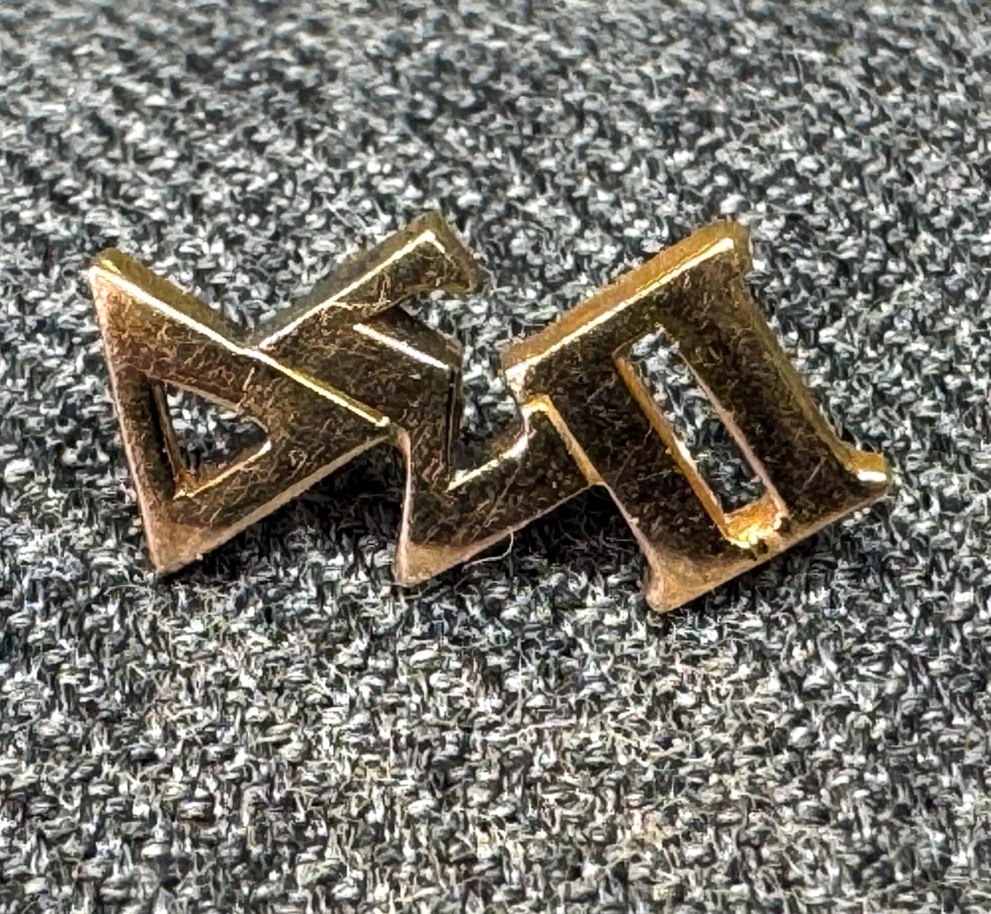 Vintage gold-filled Epsilon Alpha Delta Fraternity lapel pin. *b: Vintage gold-filled Epsilon Alpha Delta Fraternity lapel pin. Marked. For measures please refer to the pictures taken with a measuring tape. Weight: 2 Grams. IN HOUSE FLAT SHIPPING & HANDLING COST WIT