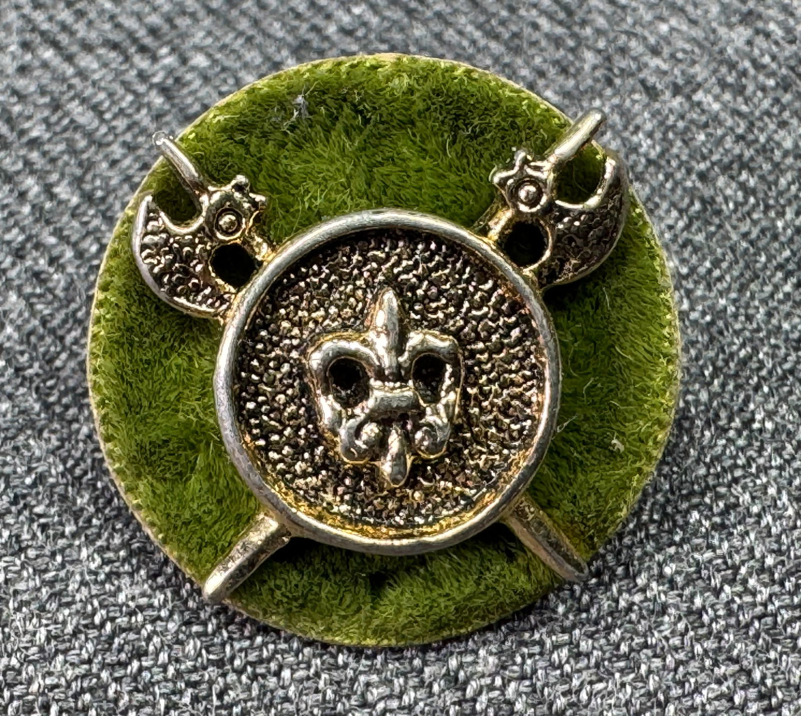 Vintage Fleur De Lis double axe vintage gold-toned tie tack pin *b: Vintage Fleur De Lis double axe vintage gold toned tie tack pin. For measures please refer to the pictures taken with a measuring tape. Weight: 2 Grams. IN HOUSE FLAT SHIPPING & HANDLING COST WITHIN A