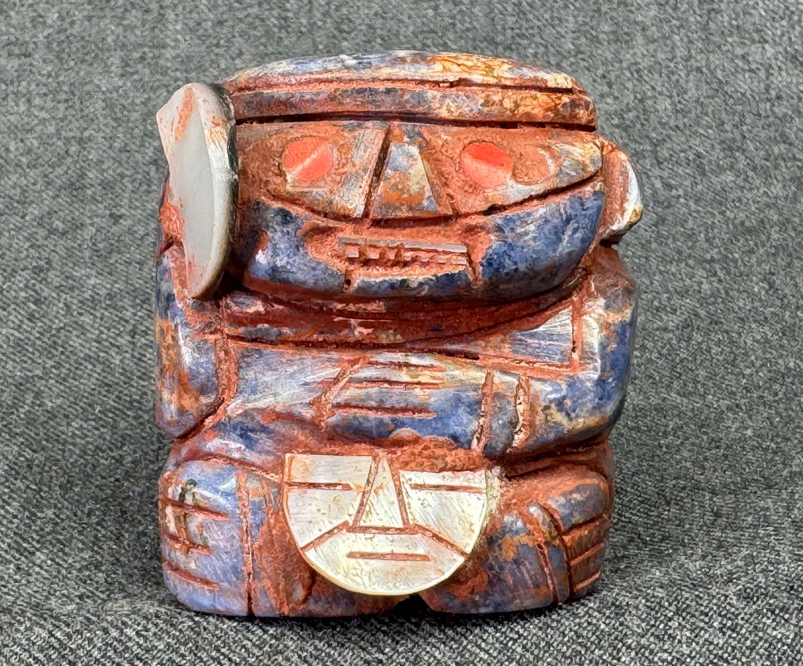 Vintage Peruvian carved sodalite Deity figure with MOP tumi & head: Vintage Peruvian carved sodalite Deity with mother of pearl tumi & head figure . Spondylus eyes. Reddish patina. Unmarked For measures please refer to the pictures taken with a measuring tape. Weight: