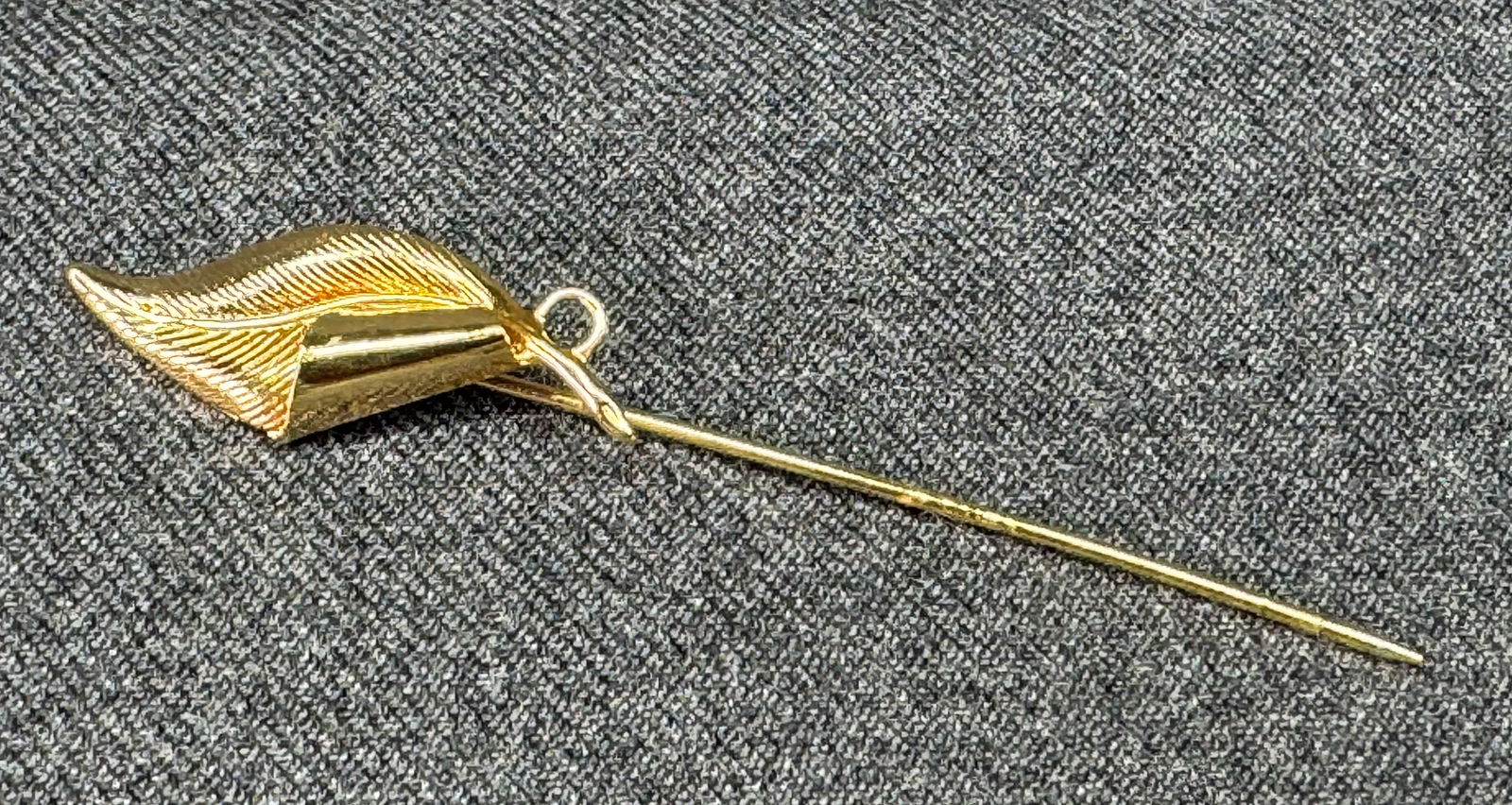 Vintage calla lily gold-toned stick pin. Ring for dangle. *b: Vintage calla lily gold-toned stick pin. Ring for dangle. Unmarked For measures please refer to the pictures taken with a measuring tape. Weight: 2 Grams. IN HOUSE FLAT SHIPPING & HANDLING COST WITHIN