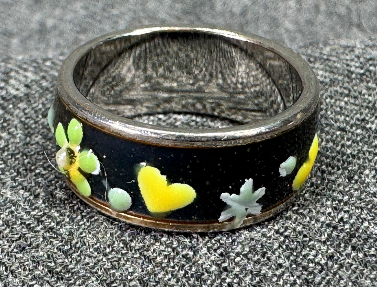Vintage floral enamel silver-toned ring *b: Vintage floral enamel silver-toned ring. Marked size 6. For measures please refer to the pictures taken with a measuring tape. Weight: 4 Grams. IN HOUSE FLAT SHIPPING & HANDLING COST WITHIN ALL THE U.