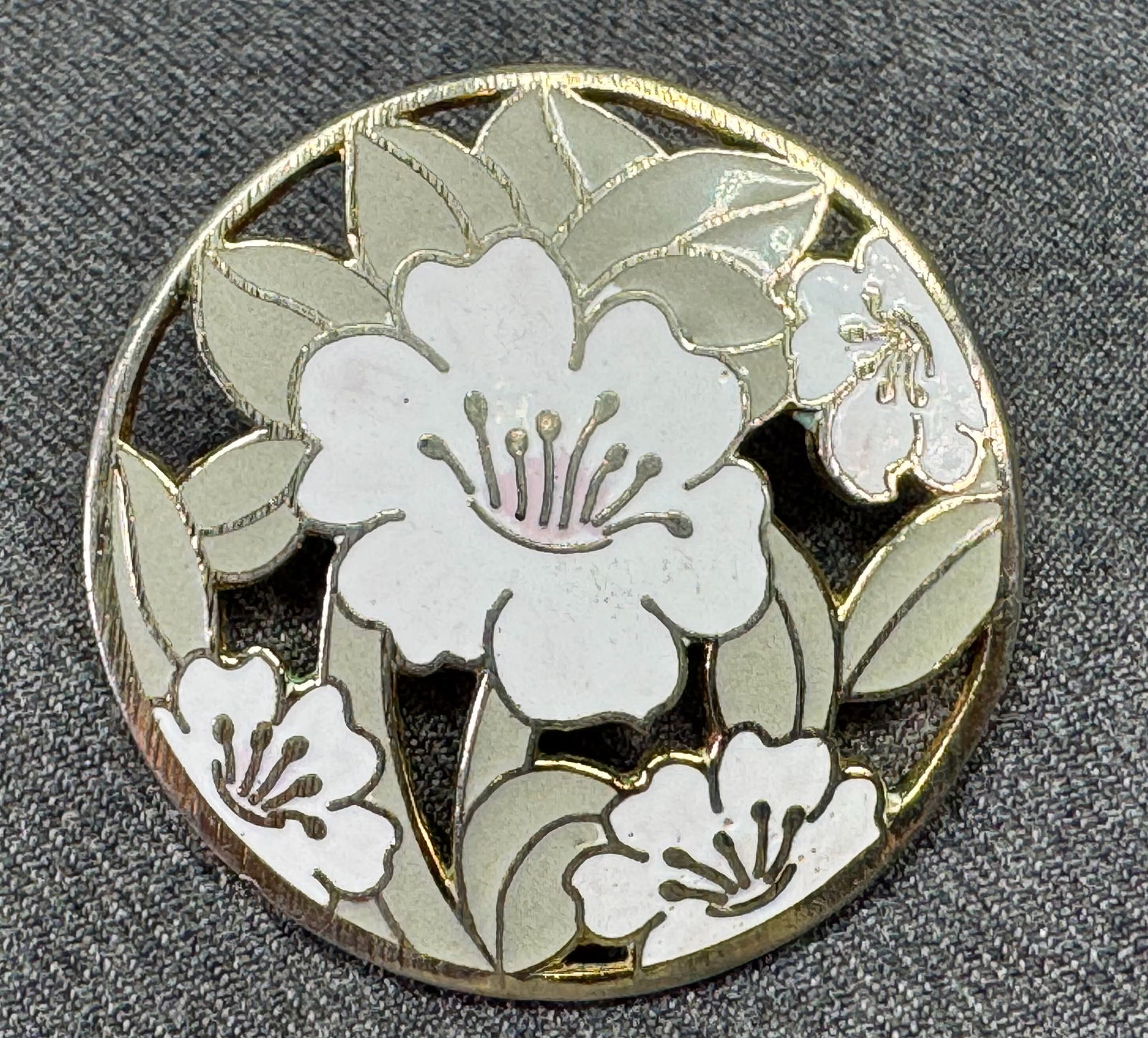 Vintage floral cloisonne gold-toned sliding pendant medallion. *b: Vintage floral cloisonne gold-toned sliding pendant medallion.Unmarked. For measures please refer to the pictures taken with a measuring tape. Weight: 17 Grams. IN HOUSE FLAT SHIPPING & HANDLING COST