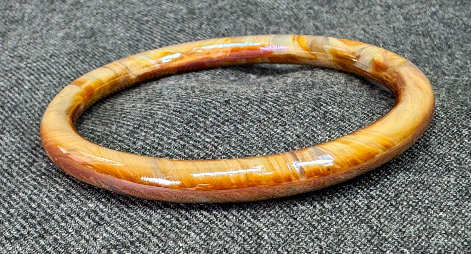 Vintage slag glass bracelet bangle. *b: Vintage slag glass bracelet bangle. Small size. Unmarked. For measures please refer to the pictures taken with a measuring tape. Weight: 14 Grams. IN HOUSE FLAT SHIPPING & HANDLING COST WITHIN ALL THE