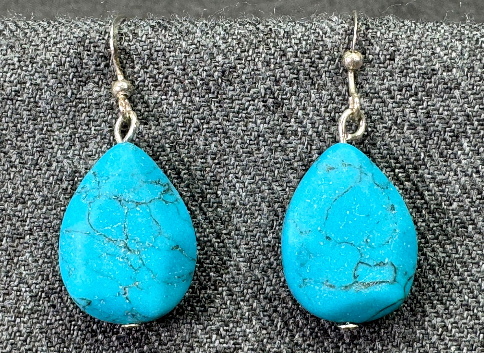 Simile turquiose drop silver-toned hook earrings. *b: Simile turquiose drop silver-toned hook earrings. Unmarked. For measures please refer to the pictures taken with a measuring tape. Weight: 6 Grams. IN HOUSE FLAT SHIPPING & HANDLING COST WITHIN ALL TH