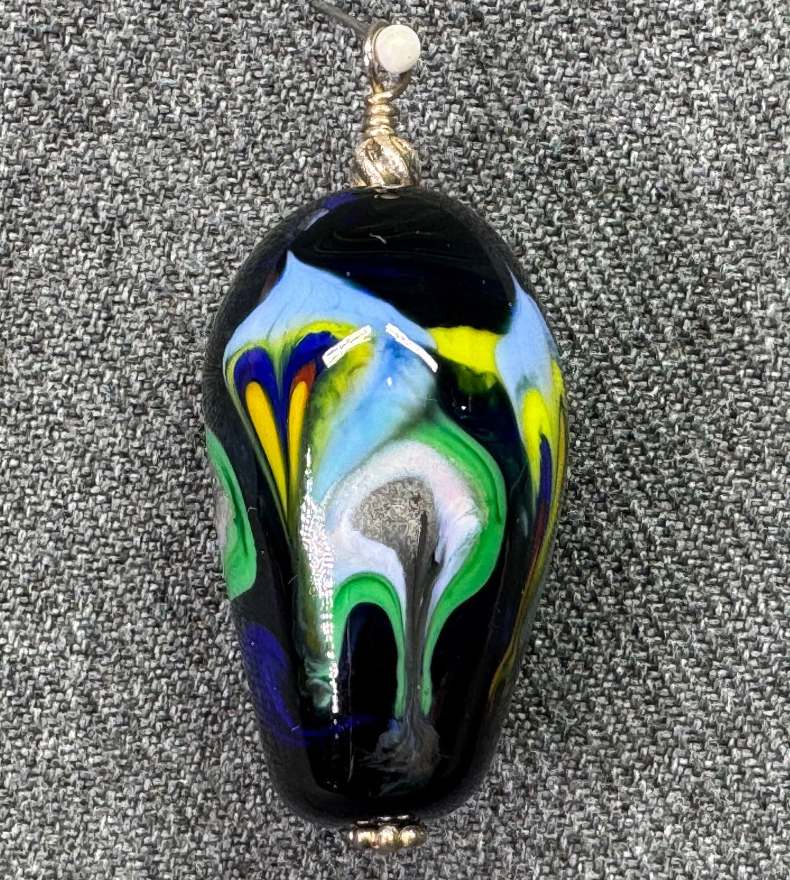 Artist calla Lily floral art glass sterling silver pendant. *b: Artist calla Lily floral art glass sterling silver pendant. Unmarked. For measures please refer to the pictures taken with a measuring tape. Weight: 17 Grams. IN HOUSE FLAT SHIPPING & HANDLING COST WI