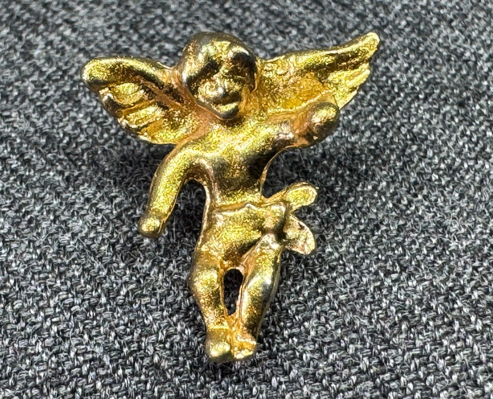 Vintage enamel gold-toned metal angel lapel pin. *b: Vintage enamel gold-toned metal angel lapel pin. Unmarked . For measures please refer to the pictures taken with a measuring tape. Weight: 2 Grams. IN HOUSE FLAT SHIPPING & HANDLING COST WITHIN ALL TH