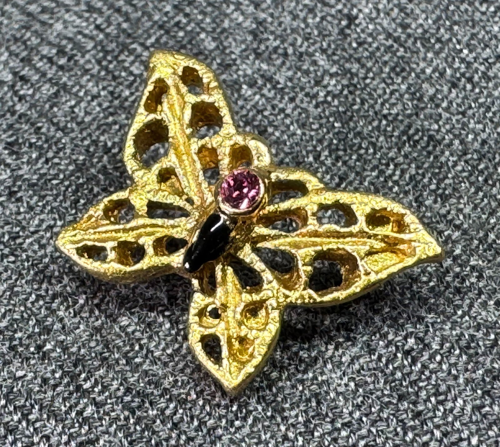 Vintage crystal enamel filigree gold-toned metal butterly lapel pin. *b: Vintage crystal enamel filigree gold-toned metal butterly lapel pin. Unmarked . For measures please refer to the pictures taken with a measuring tape. Weight: 3 Grams. IN HOUSE FLAT SHIPPING & HANDLIN