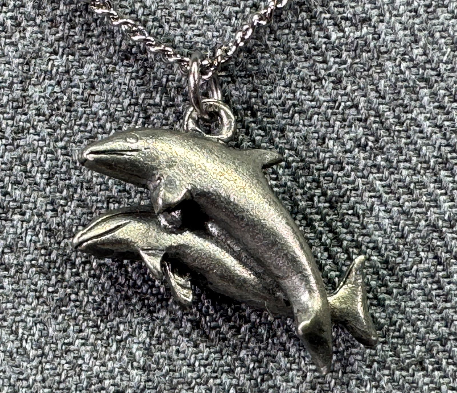 Vintage dolphins pendant with chain necklace. Silver-toned metal . *b: Vintage dolphins pendant with chain necklace. Silver-toned metal . Unmarked . For measures please refer to the pictures taken with a measuring tape. Weight: 7 Grams. IN HOUSE FLAT SHIPPING & HANDLING
