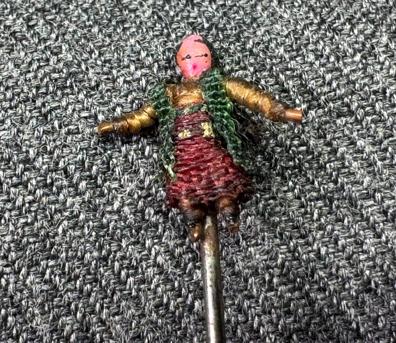 Vintage miniature guatenalan worry doll stick pin. *b: Vintage miniature guatenalan worry doll stick pin. Unmarked. For measures please refer to the pictures taken with a measuring tape. Weight: 1 Grams. IN HOUSE FLAT SHIPPING & HANDLING COST WITHIN ALL T