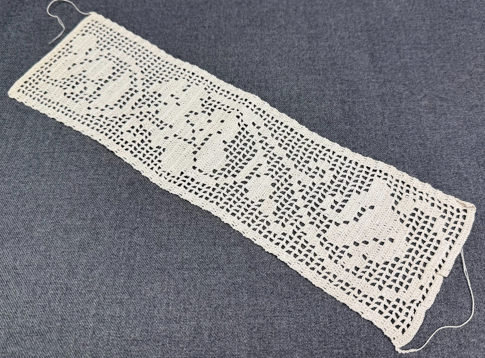 Vintage fillet crochet lace small runner trim applique. *b: Vintage fillet crochet lace small runner trim applique. Unmarked. For measures please refer to the pictures taken with a measuring tape. Weight: 9 Grams. IN HOUSE FLAT SHIPPING & HANDLING COST WITHIN