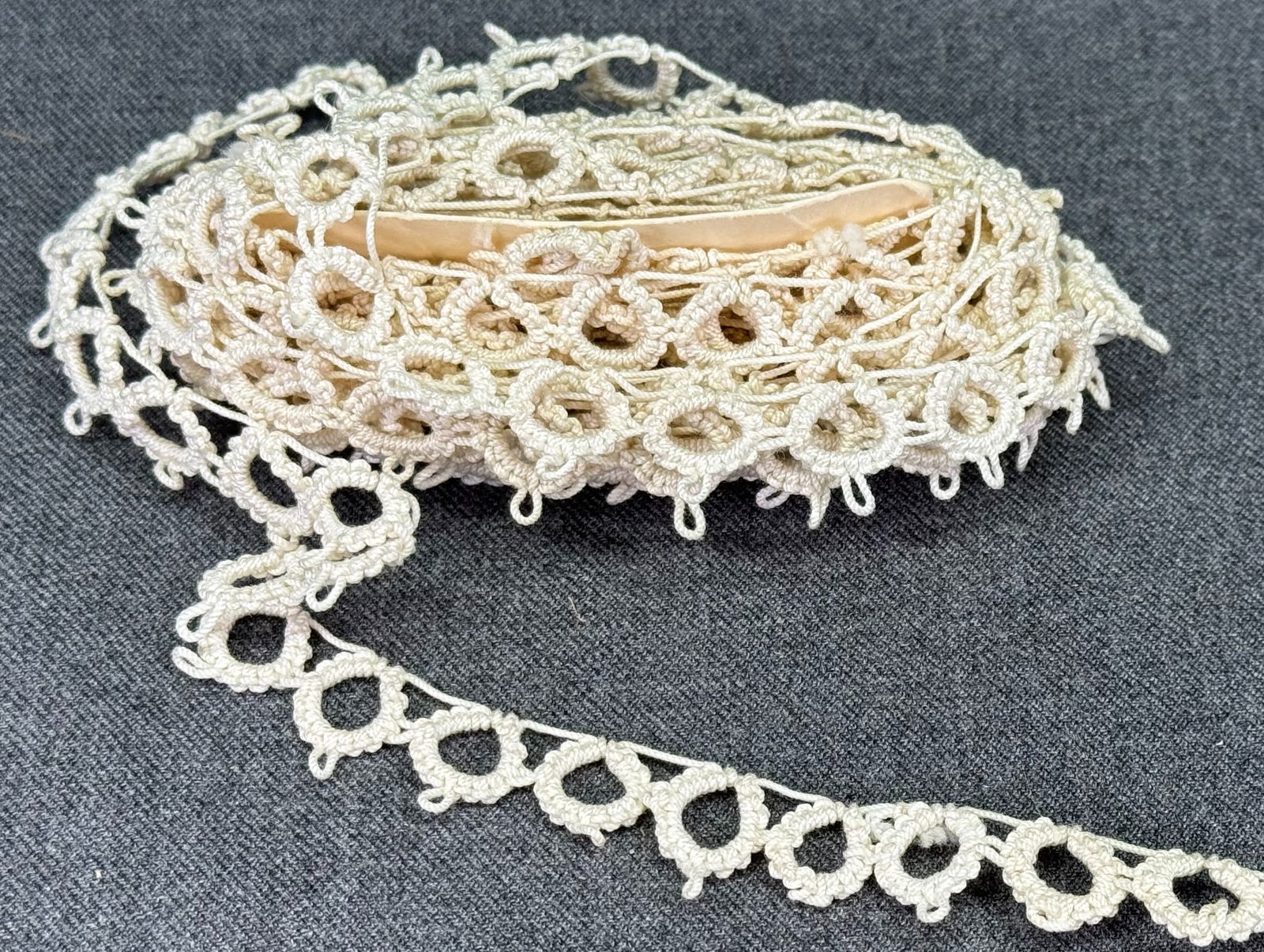 Vintage Single Loop Scallop Lace Edging. Unused. 3 Yards. *b: Vintage Single Loop Scallop Lace Edging. Unused. 3 Yards. For measures please refer to the pictures taken with a measuring tape. Weight: 21 Grams. IN HOUSE FLAT SHIPPING & HANDLING COST WITHIN ALL THE