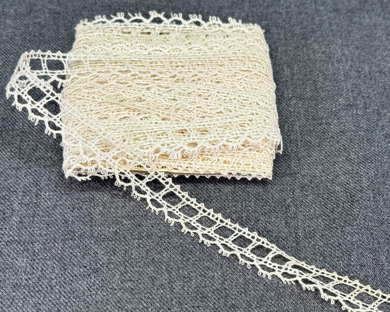 Vintage Space for a Ribbon Bobbing Lace Edging. Unused. 4 1/2 Yards. *b: Vintage Space for a Ribbon Bobbing Lace Edging. Unused. 4 1/2 Yards. For measures please refer to the pictures taken with a measuring tape. Weight: 12 Grams. IN HOUSE FLAT SHIPPING & HANDLING COST WIT