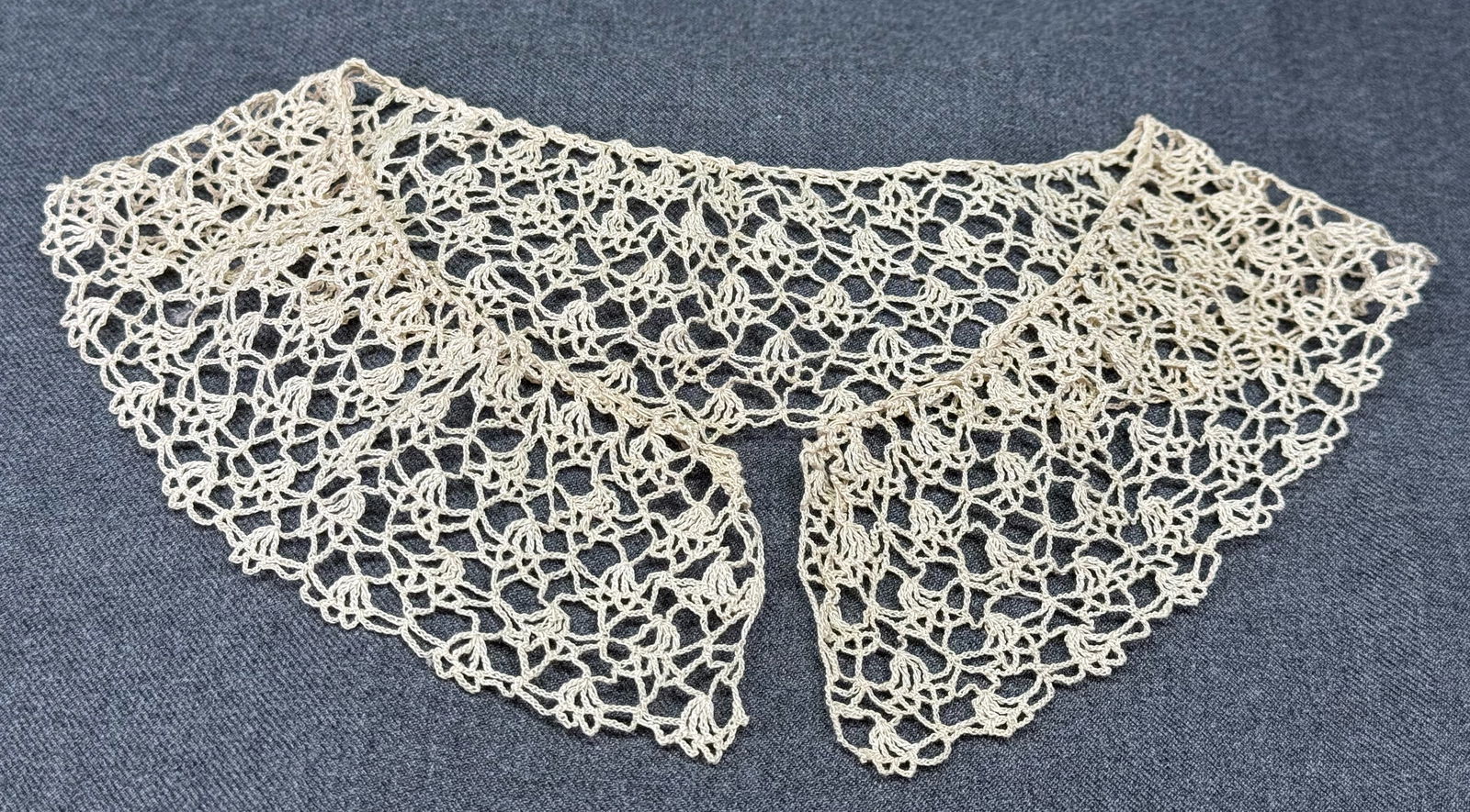 Vintage crochet lace collar. Unused. *b: Vintage crochet lace collar. Unused. It measures 16 inches long end to end on top. For measures please refer to the pictures taken with a measuring tape. Weight: 5 Grams. IN HOUSE FLAT SHIPPING & HAND