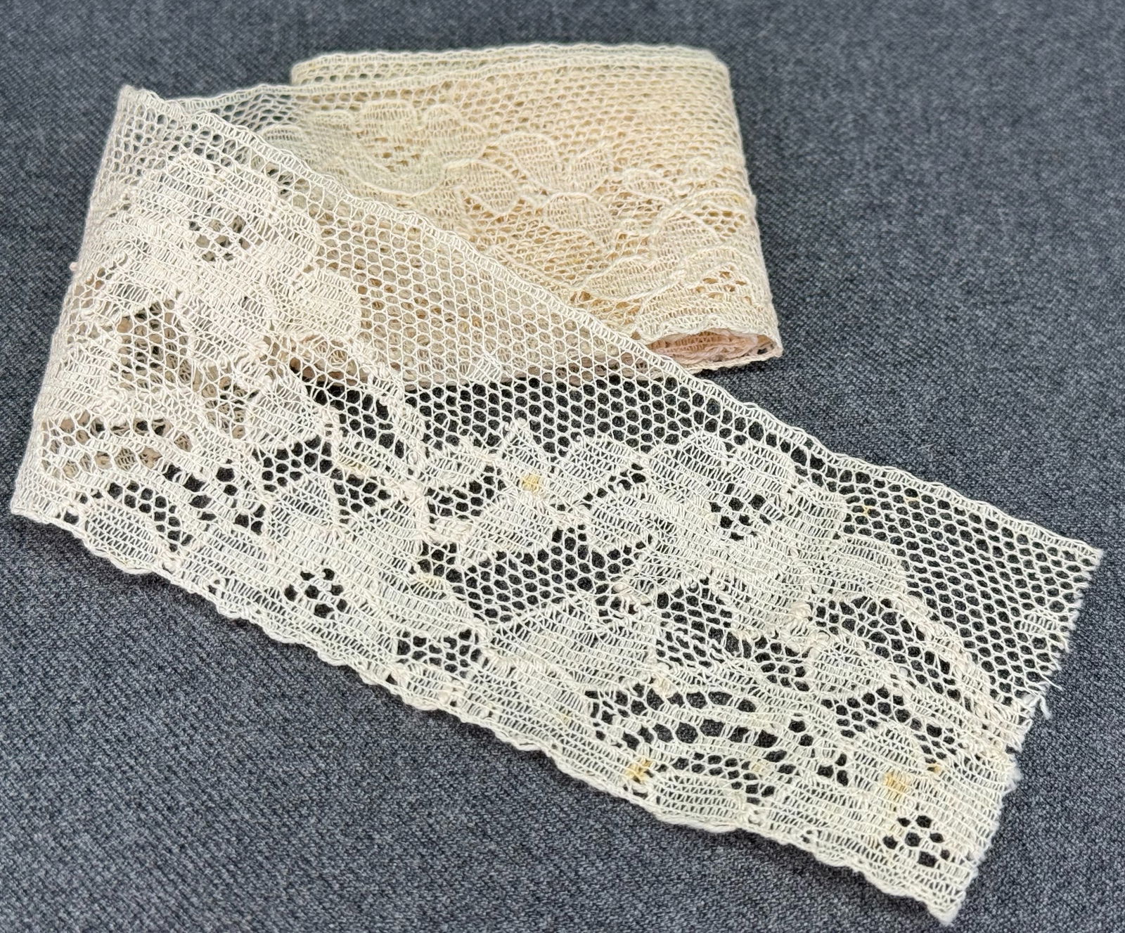 Vintage floral lace trim. Unused. 1/2 yard long *b: Vintage floral lace trim. Unused. It measures 1/2 yard long For measures please refer to the pictures taken with a measuring tape. Weight: 3 Grams. IN HOUSE FLAT SHIPPING & HANDLING COST WITHIN ALL TH