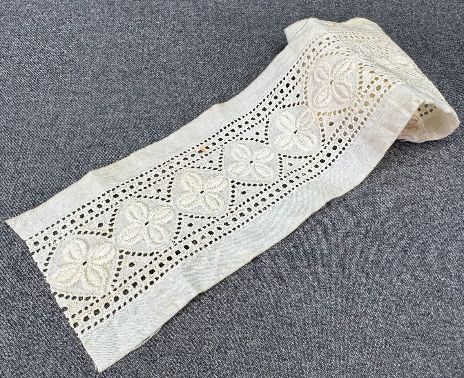 Antique floral Broderie Anglaise / eyelet insertion lace. 35 inches long. *b: Antique floral Broderie Anglaise / eyelet insertion lace. 35 inches long. For measures please refer to the pictures taken with a measuring tape. Weight: 12 Grams. IN HOUSE FLAT SHIPPING & HANDLING COS