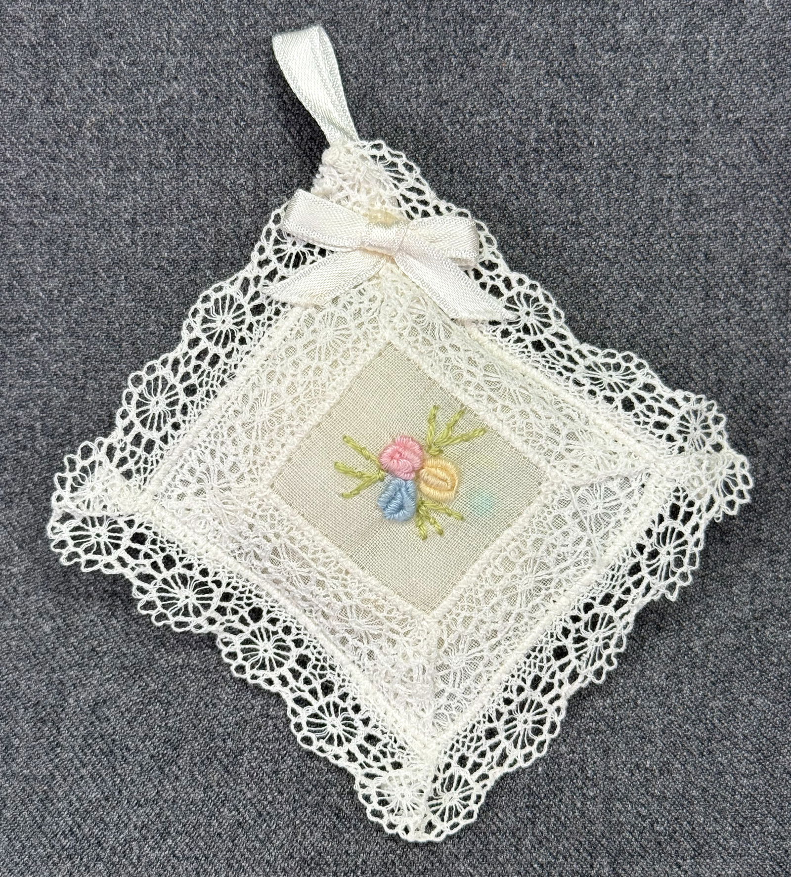 Vintage embroidery flowers lace trims cotton perfume sachet. Unused *b: Vintage embroidery flowers lace trims cotton perfume sachet. Unused For measures please refer to the pictures taken with a measuring tape. Weight: 3 Grams. IN HOUSE FLAT SHIPPING & HANDLING COST WITHI